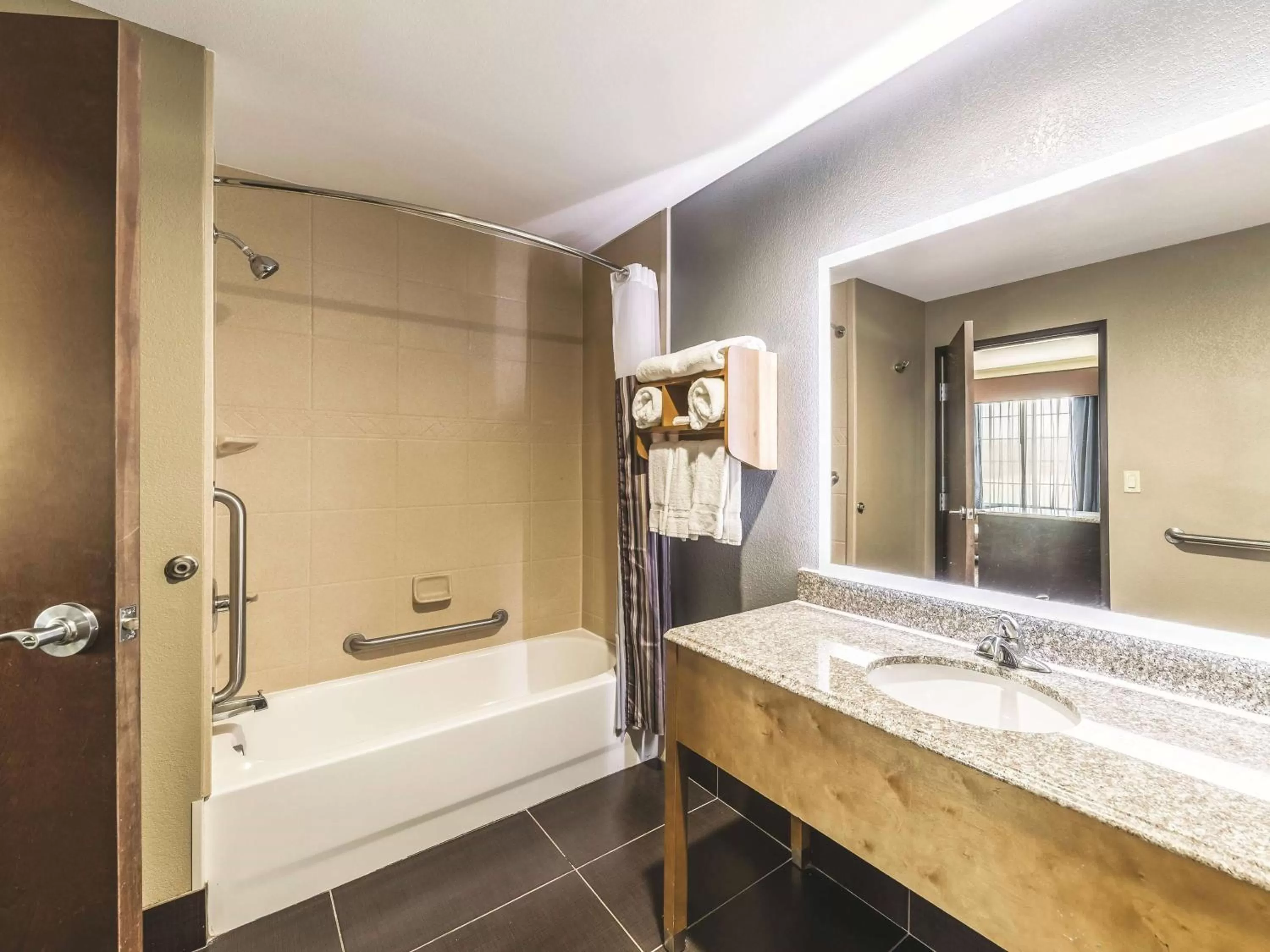 Bed in La Quinta by Wyndham Tulsa - Catoosa