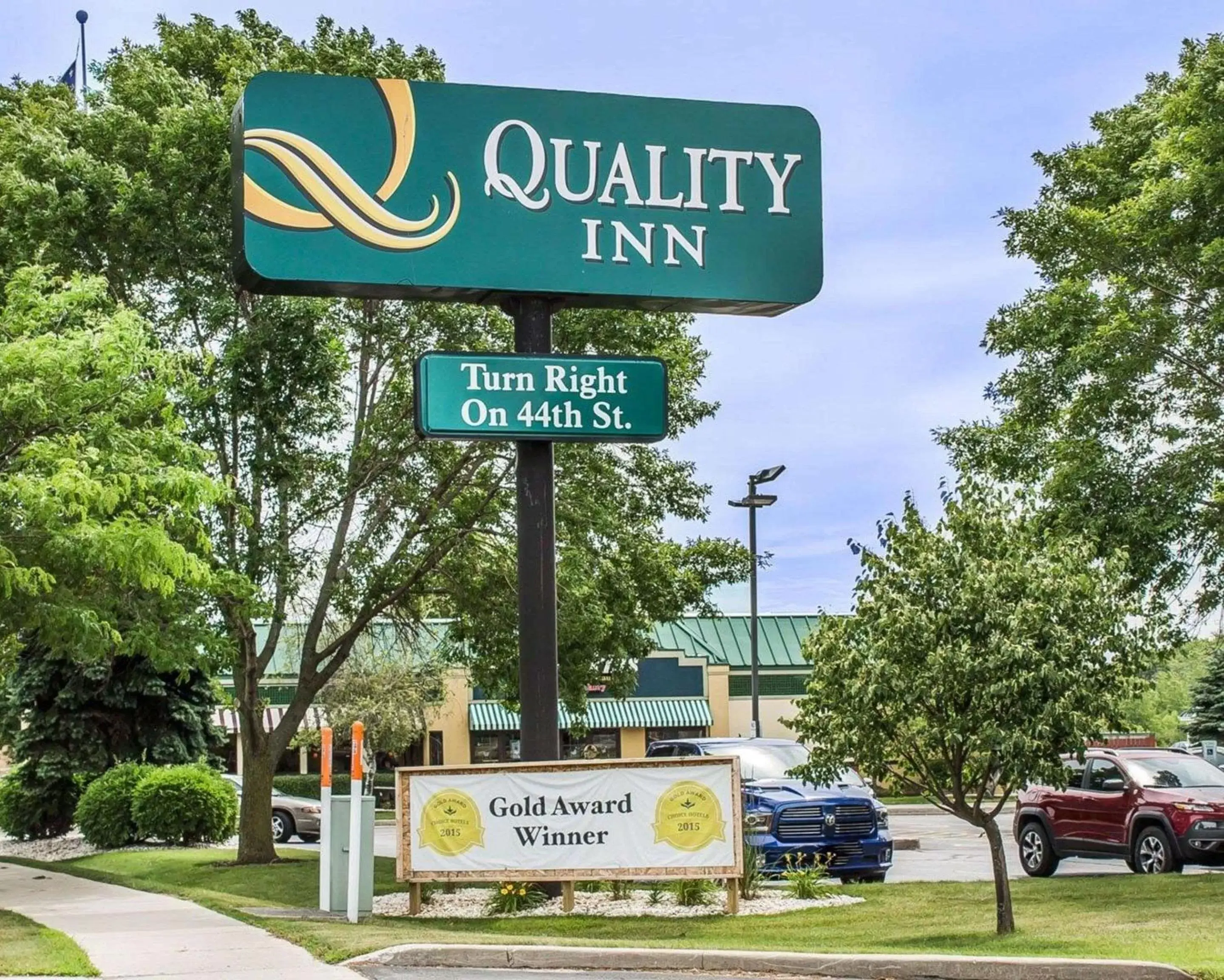 Property building, Property Logo/Sign in Quality Inn Manitowoc