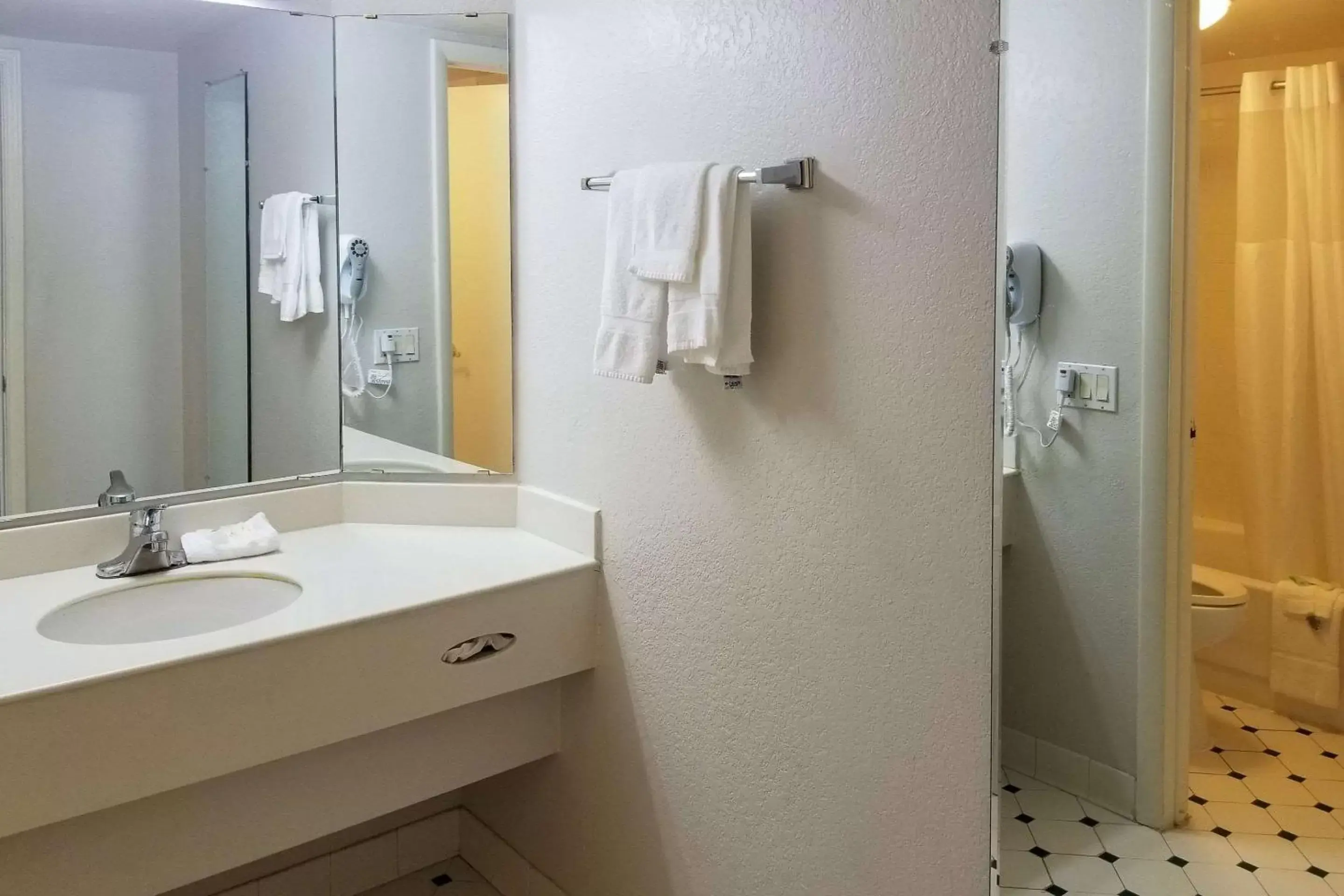 Photo of the whole room, Bathroom in Quality Inn Aurora Denver