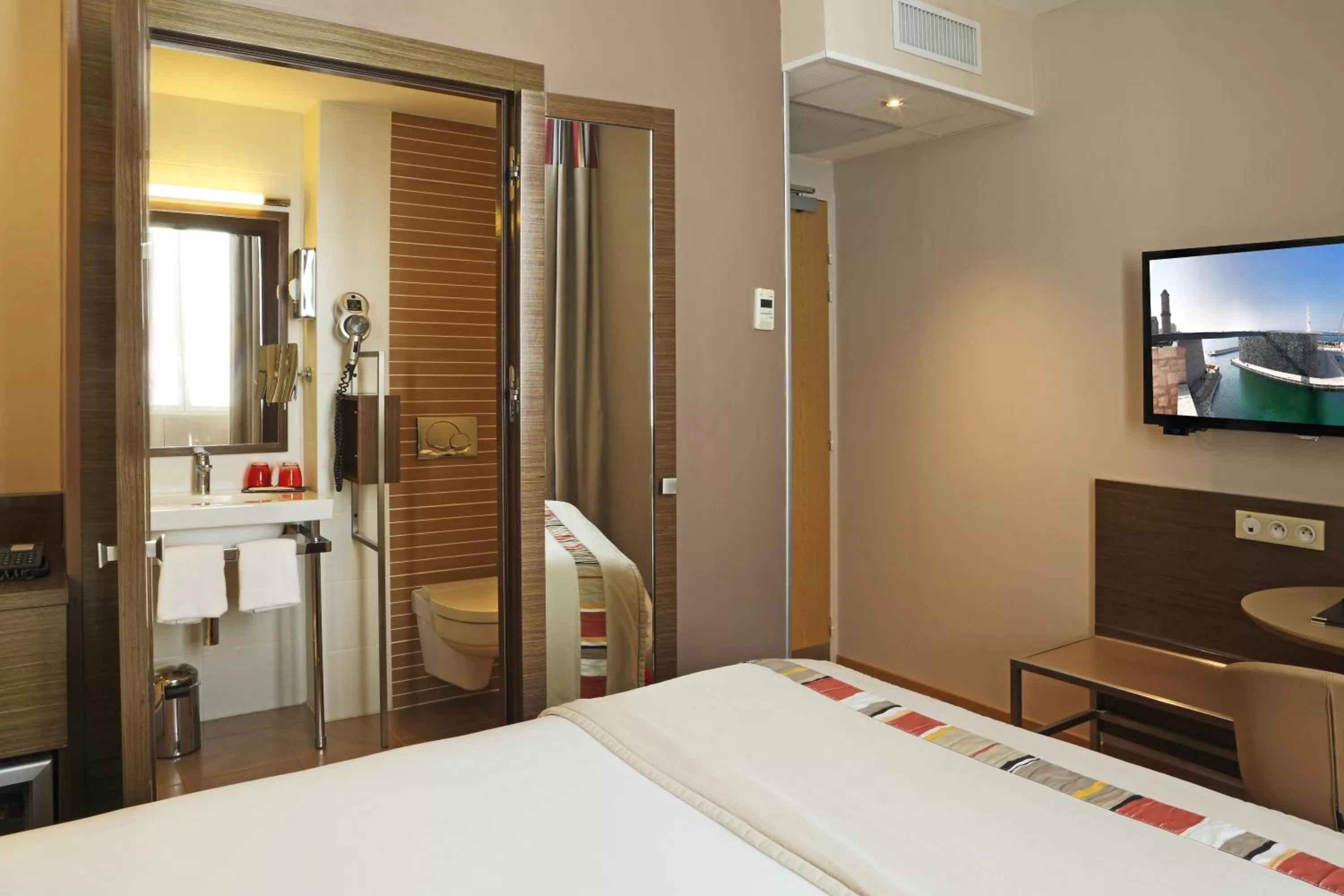 Photo of the whole room, Bed in Best Western Plus Hôtel La Joliette