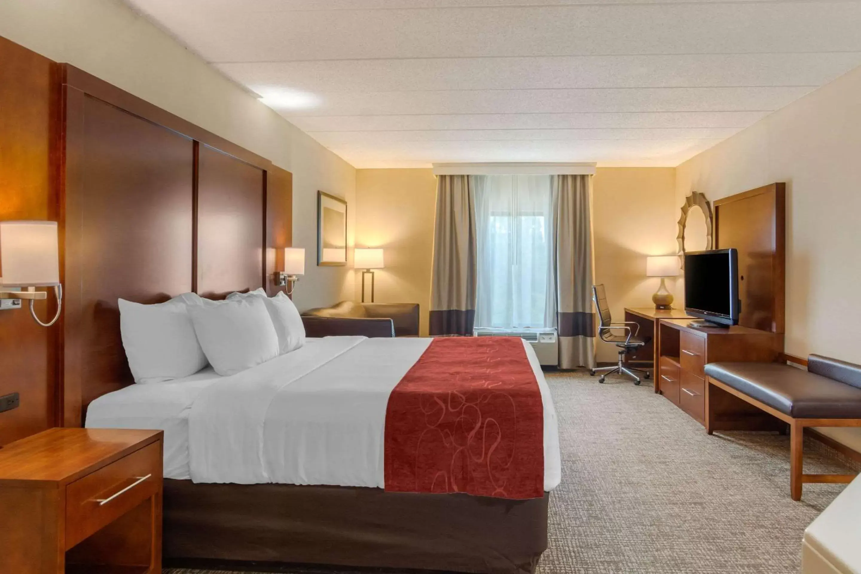 Photo of the whole room, Bed in Comfort Suites Southpark