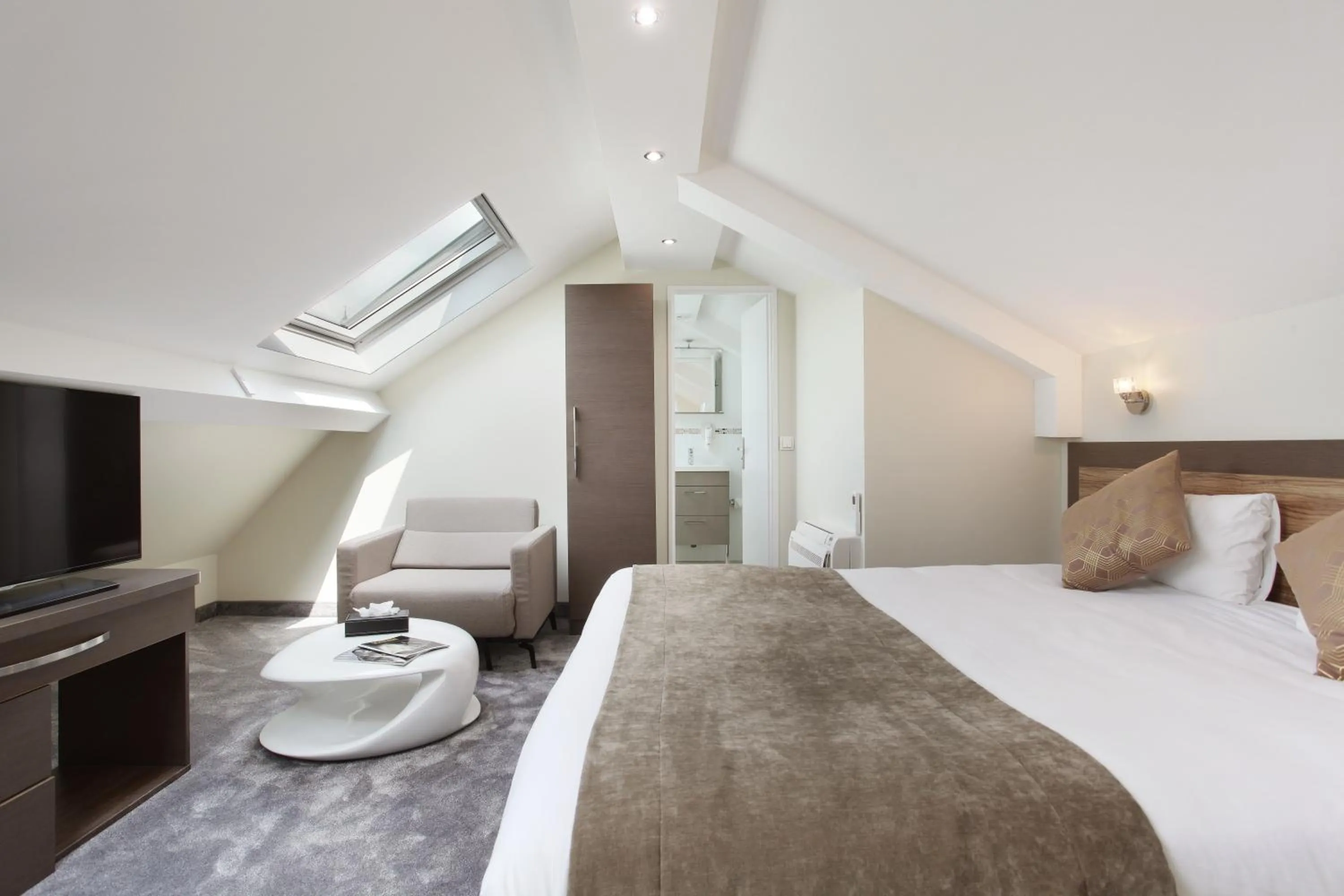 Bed in Hotel Apolonia Paris Mouffetard, Sure Hotel Collection by Best Western