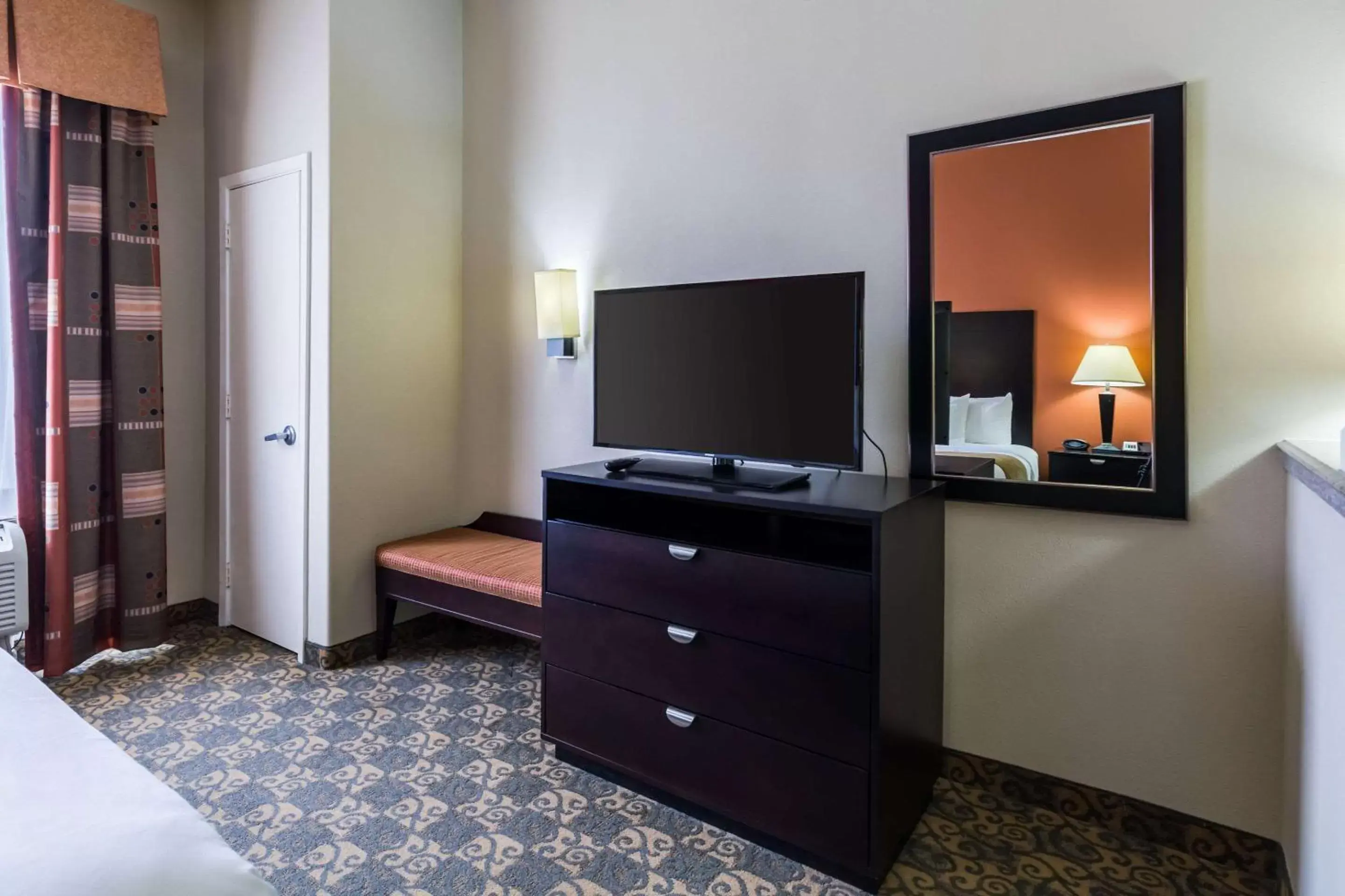 Photo of the whole room, TV/Entertainment Center in Comfort Suites Westchase Houston Energy Corridor