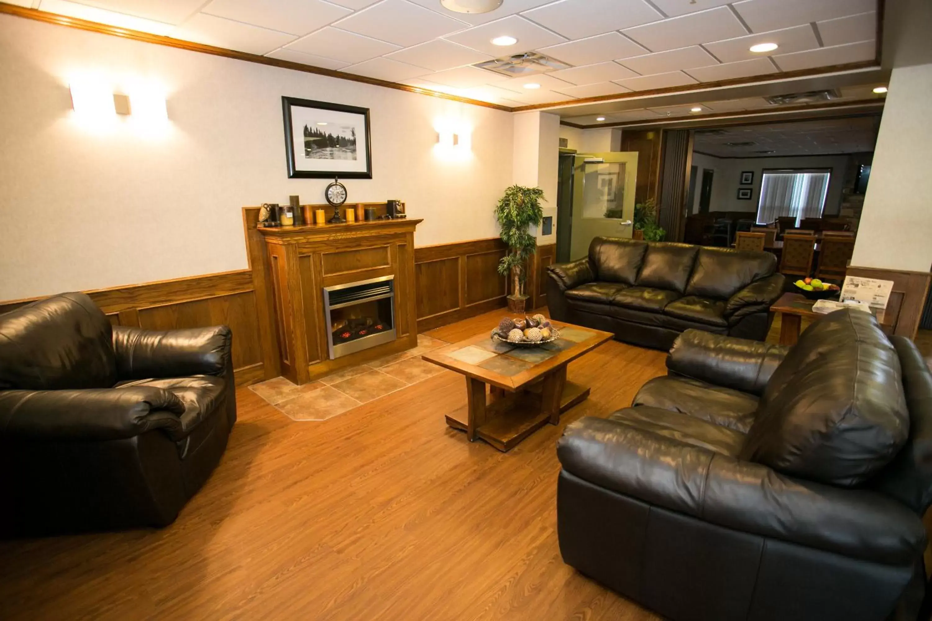 Lobby or reception, Seating Area in Service Plus Inns & Suites Drayton Valley