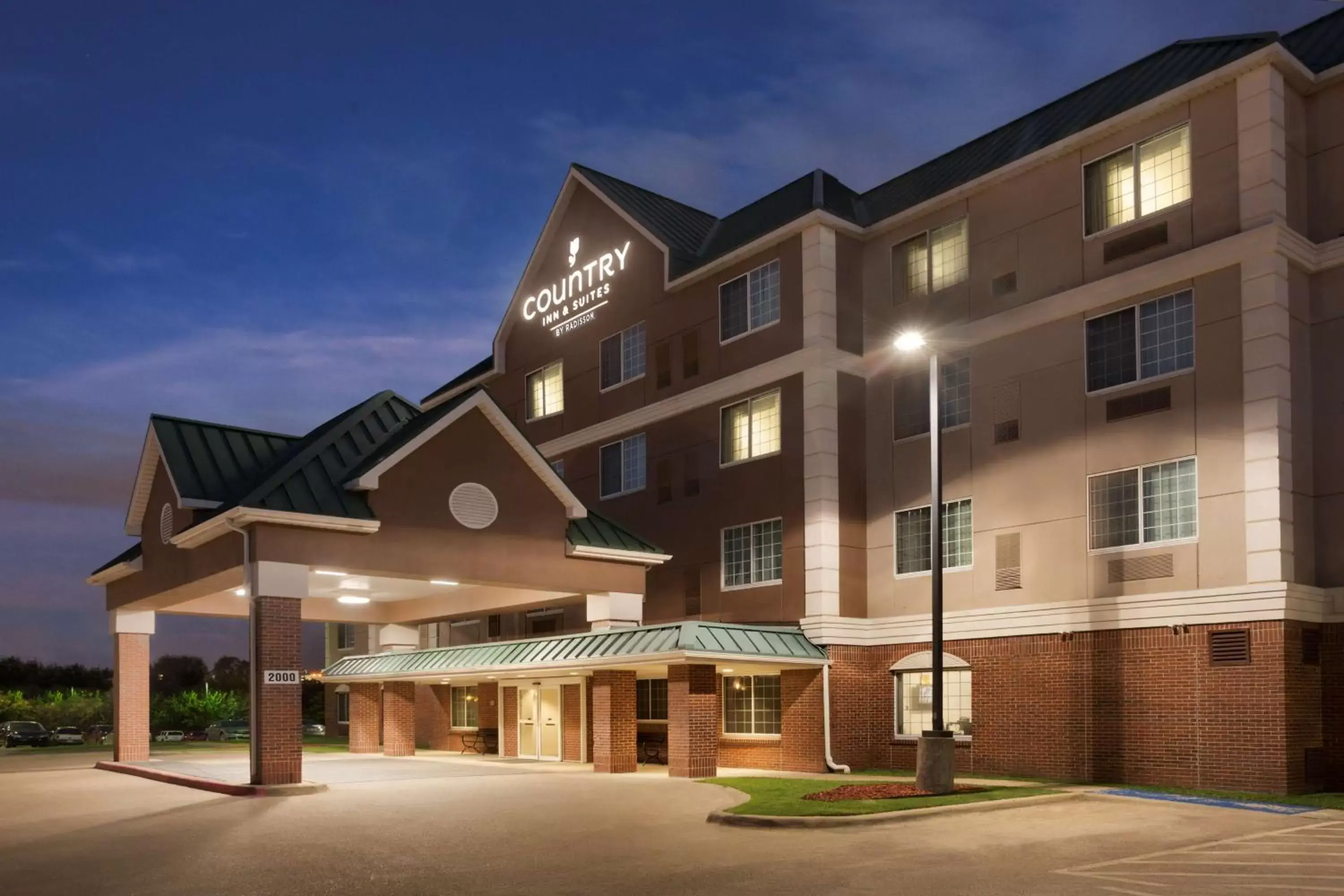 Property building in Country Inn & Suites by Radisson, DFW Airport South, TX