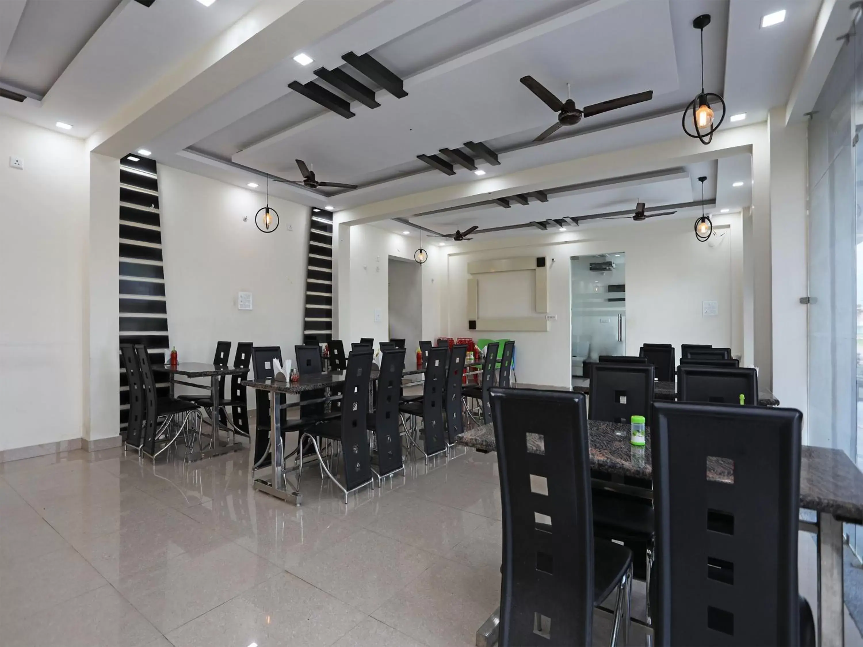 Restaurant/places to eat in Hotel KSS Inn Restaurant/places to eat in Hotel KSS Inn