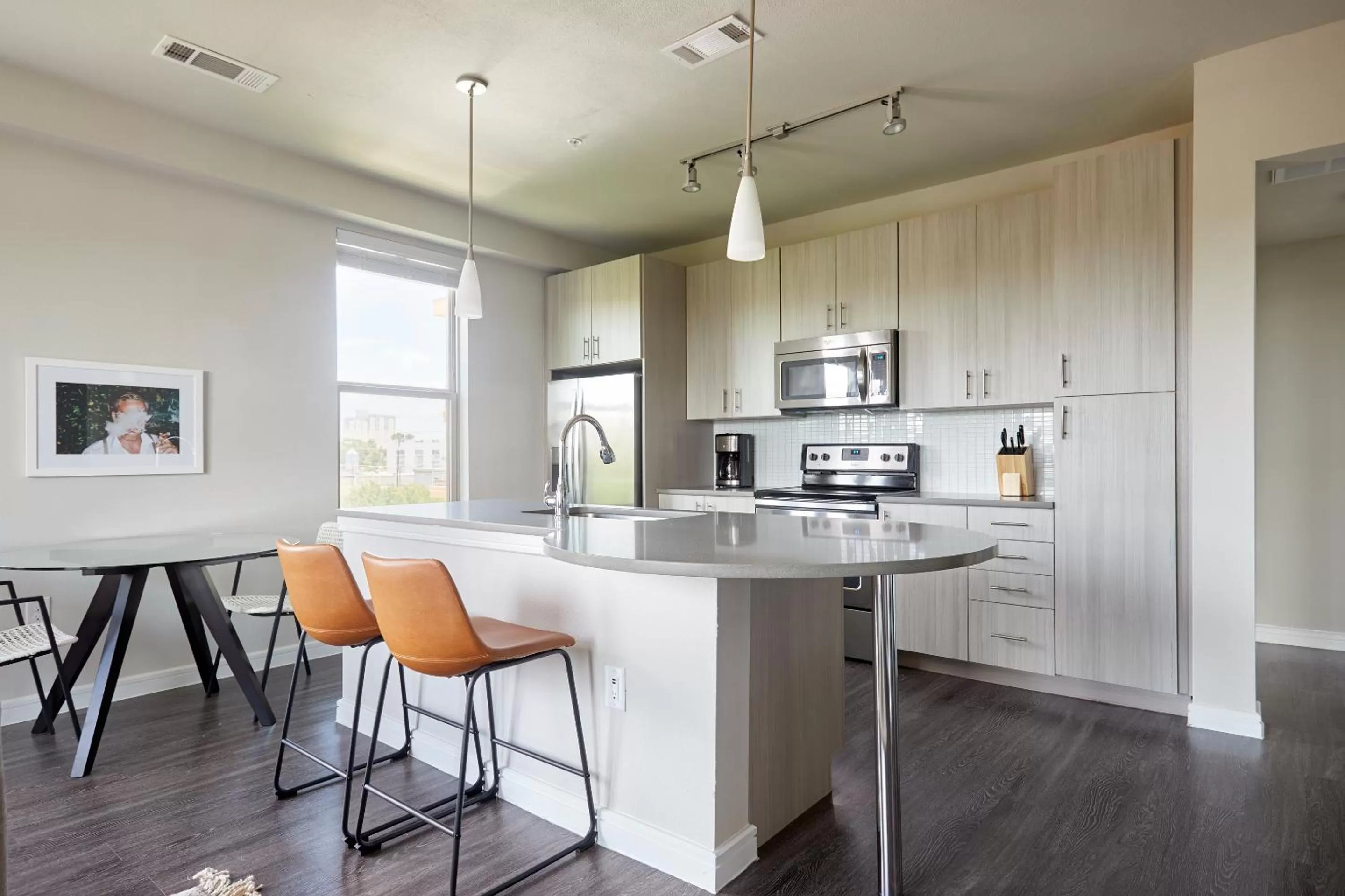 Living room, Kitchen/Kitchenette in Sonder at Southtown