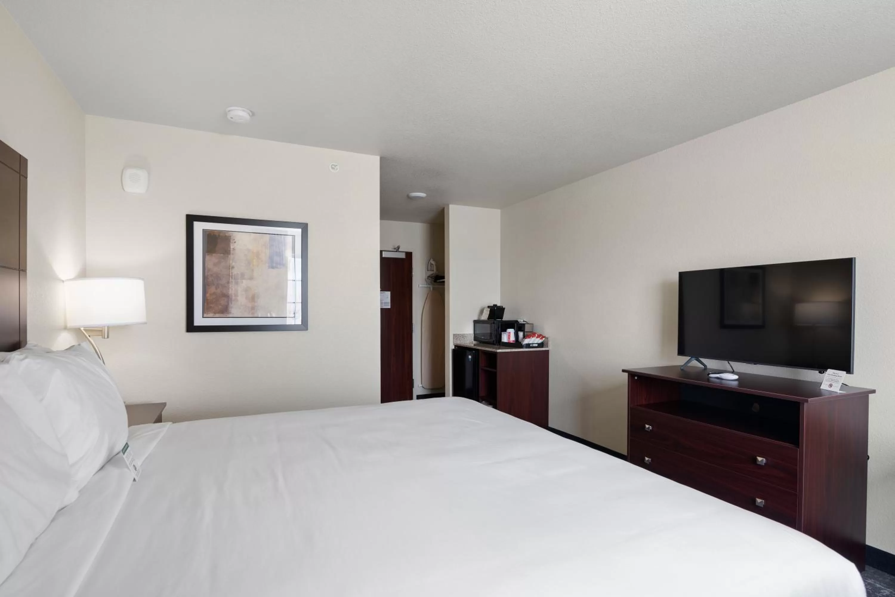 Bed in Cobblestone Inn & Suites - Yuma