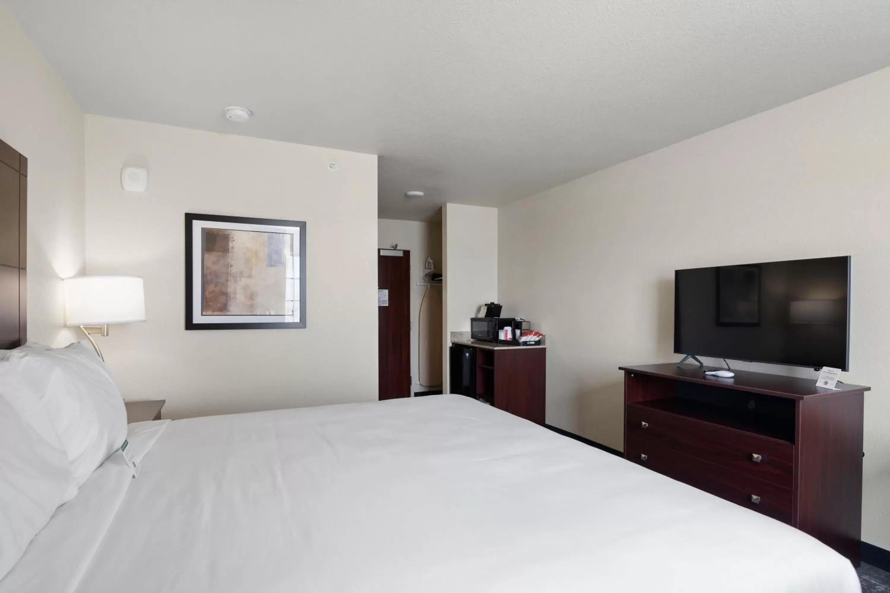 Bed in Cobblestone Inn & Suites - Yuma