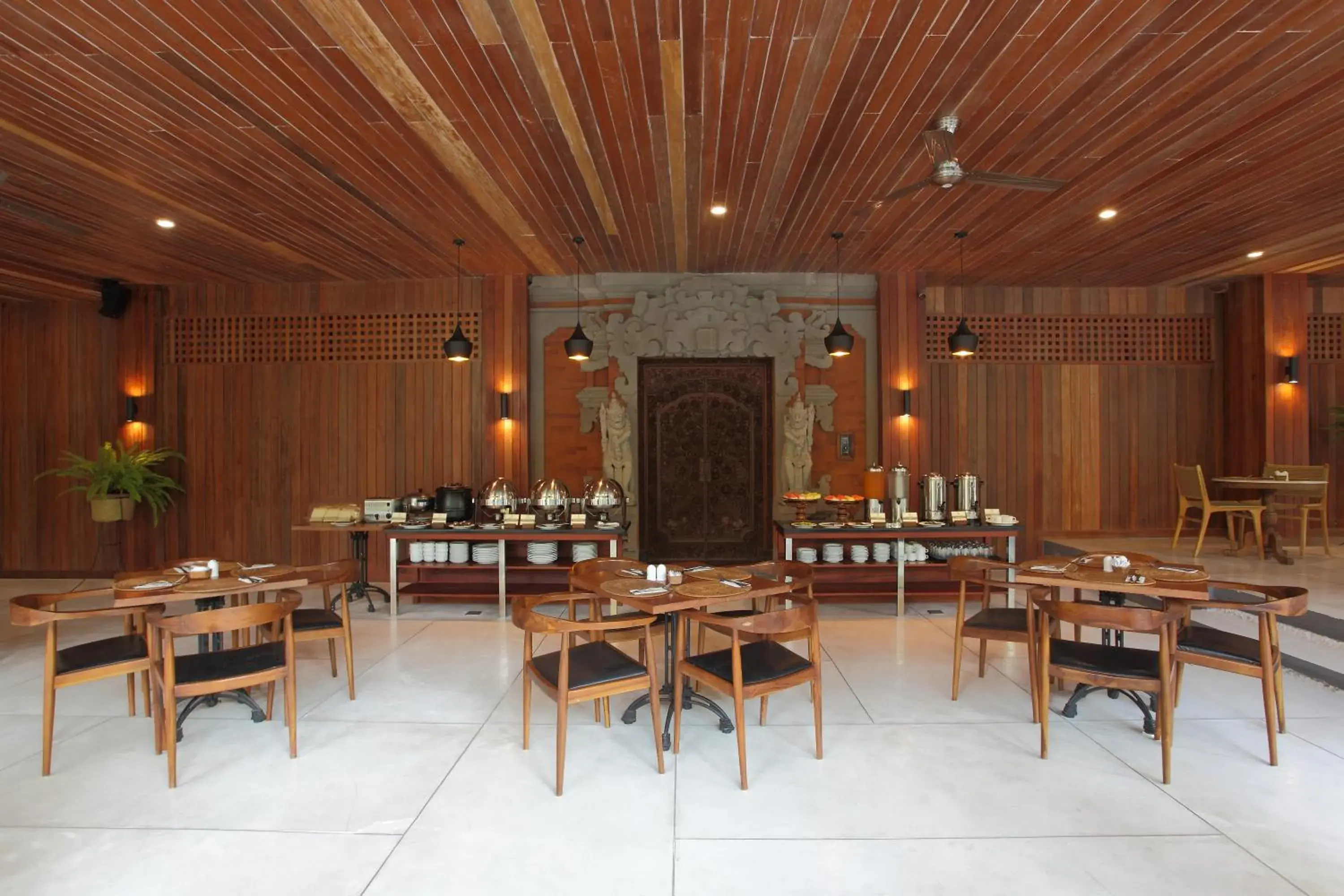 Restaurant/Places to Eat in Matahari Bungalow Hotel