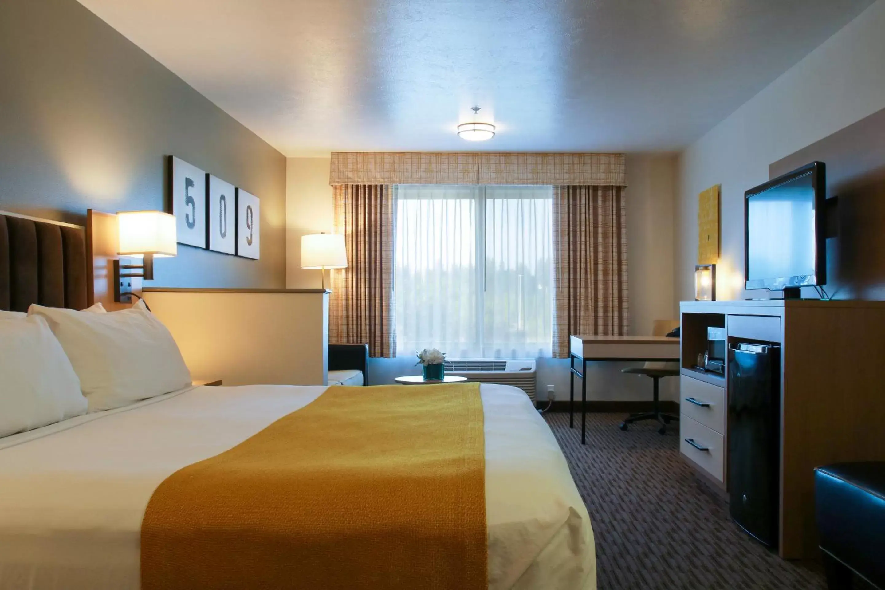 King Suite in Oxford Suites Spokane Valley