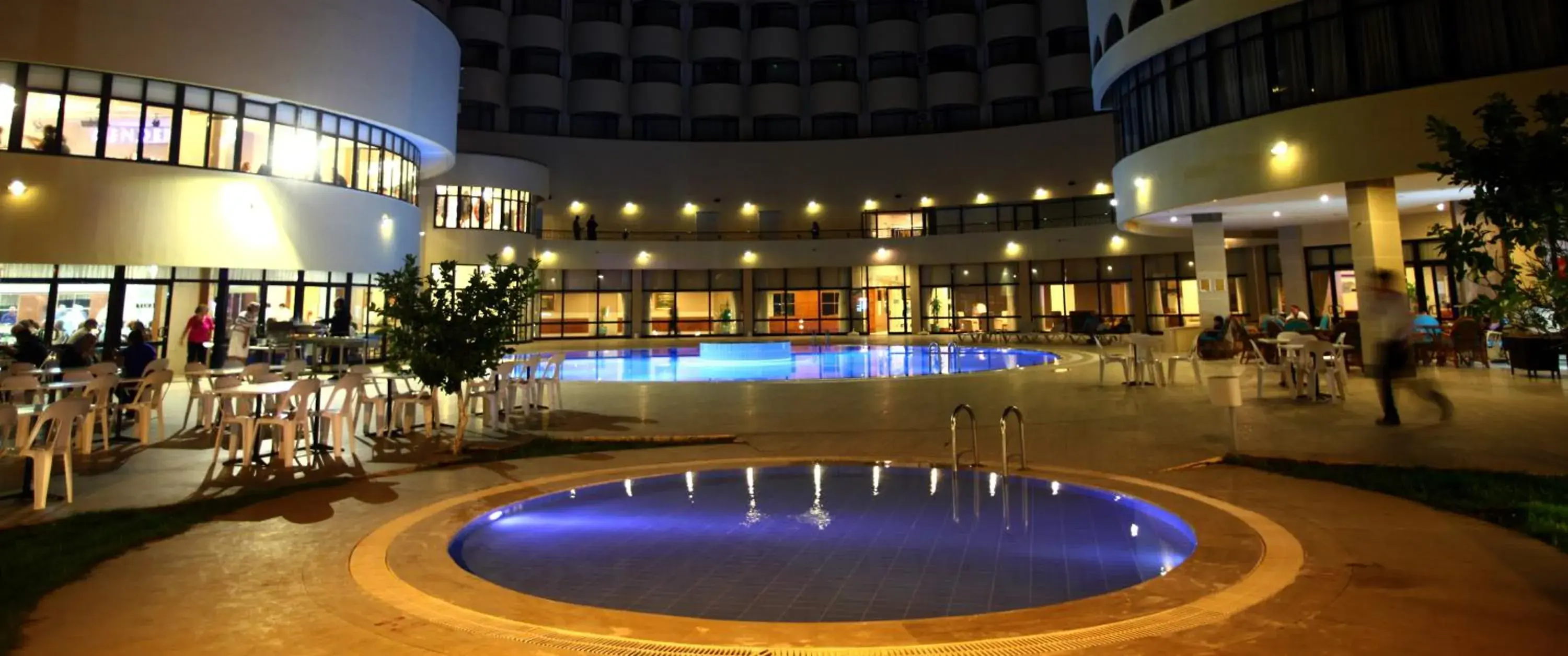 Swimming Pool in Cender Hotel