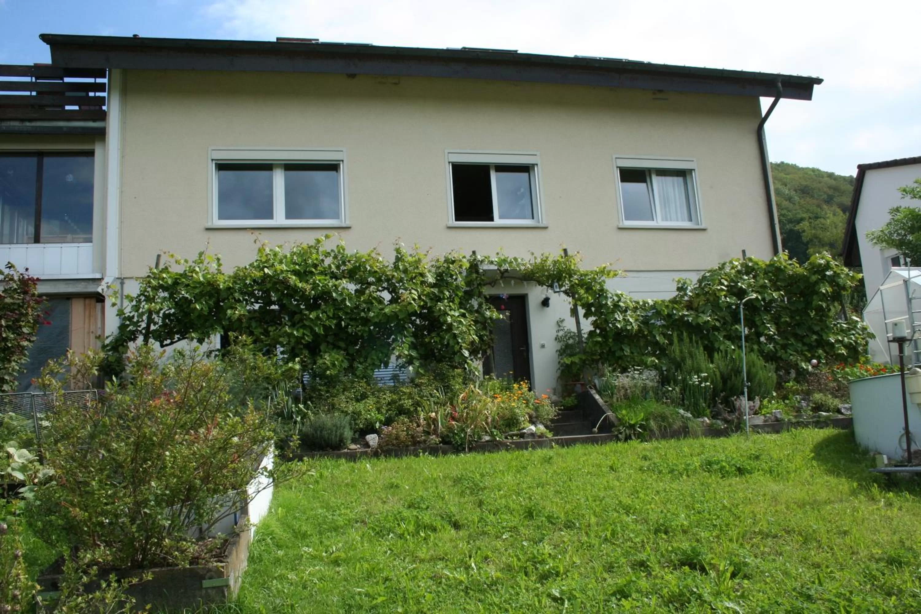Facade/entrance in BnB Mönthal im Jurapark