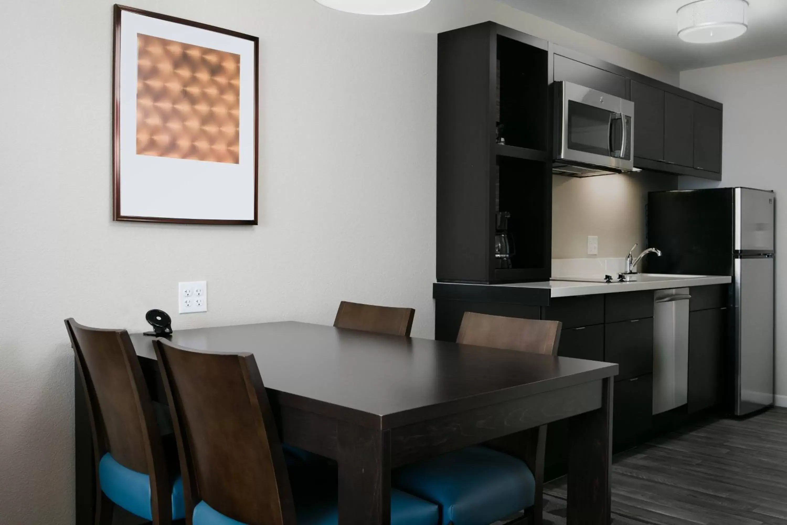 Photo of the whole room, Dining Area in TownePlace Suites by Marriott Kansas City Airport