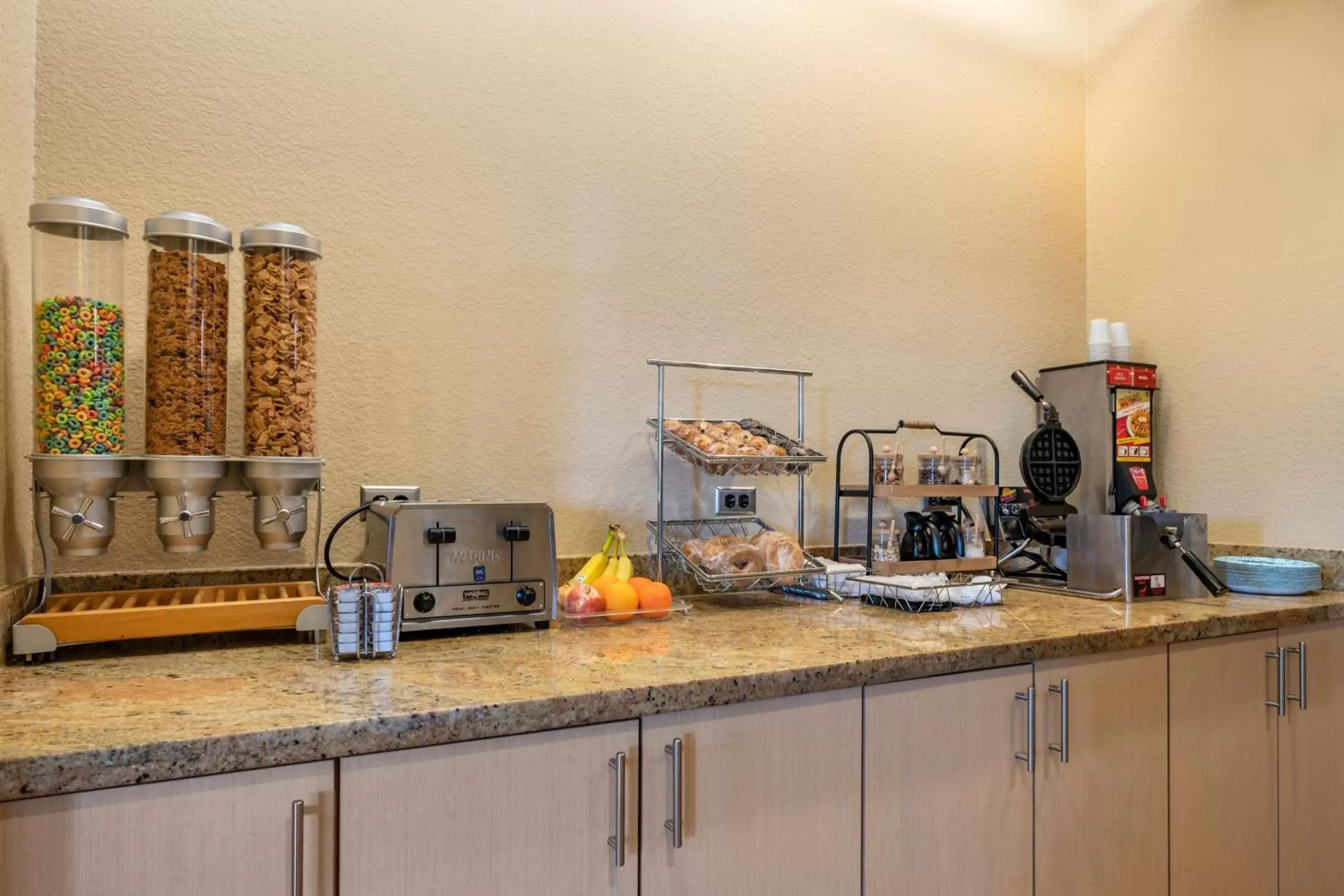 Breakfast, Kitchen/Kitchenette in TownePlace Suites by Marriott Vincennes