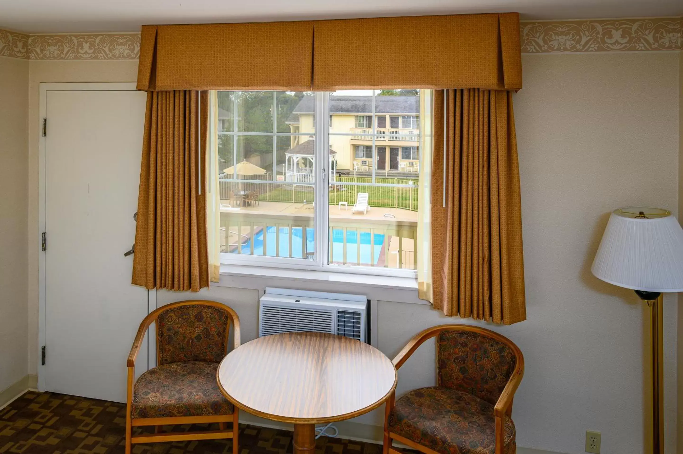 Seating Area in Three Rivers Inn Sedro Woolley