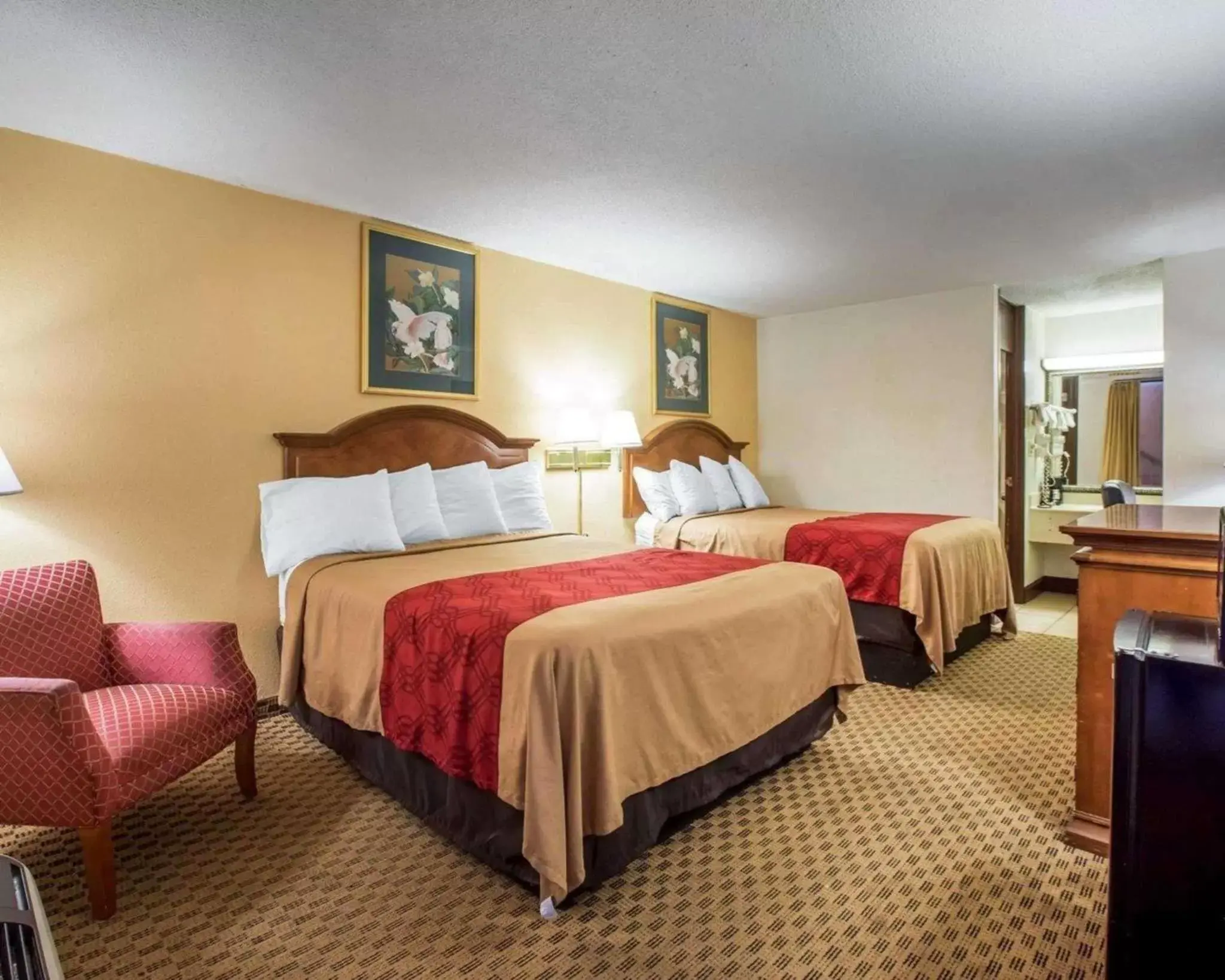 King Room - Non Smoking in Econo Lodge Inn & Suites Macon