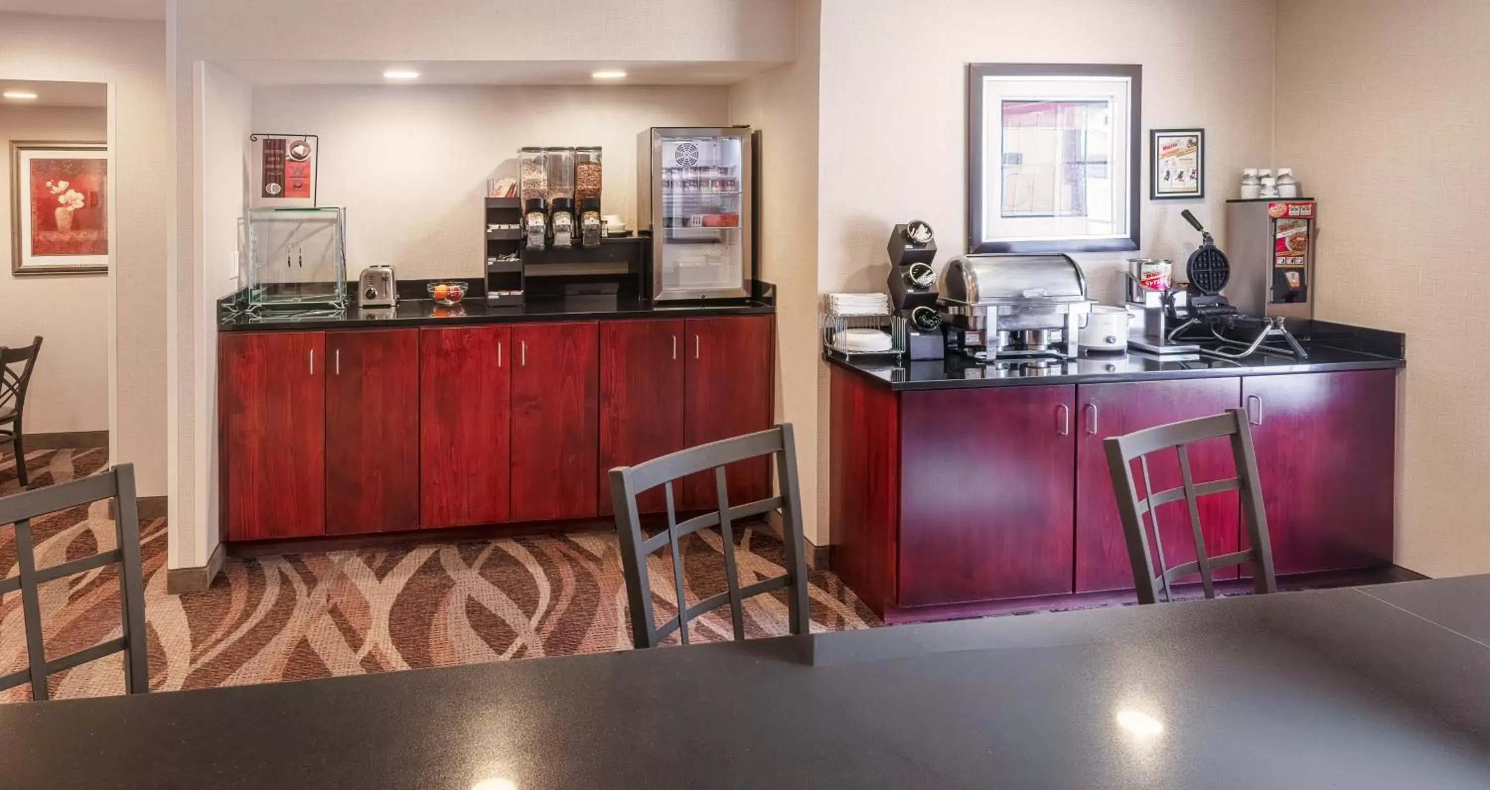 Continental breakfast, Kitchen/Kitchenette in Cobblestone Inn & Suites - Durand