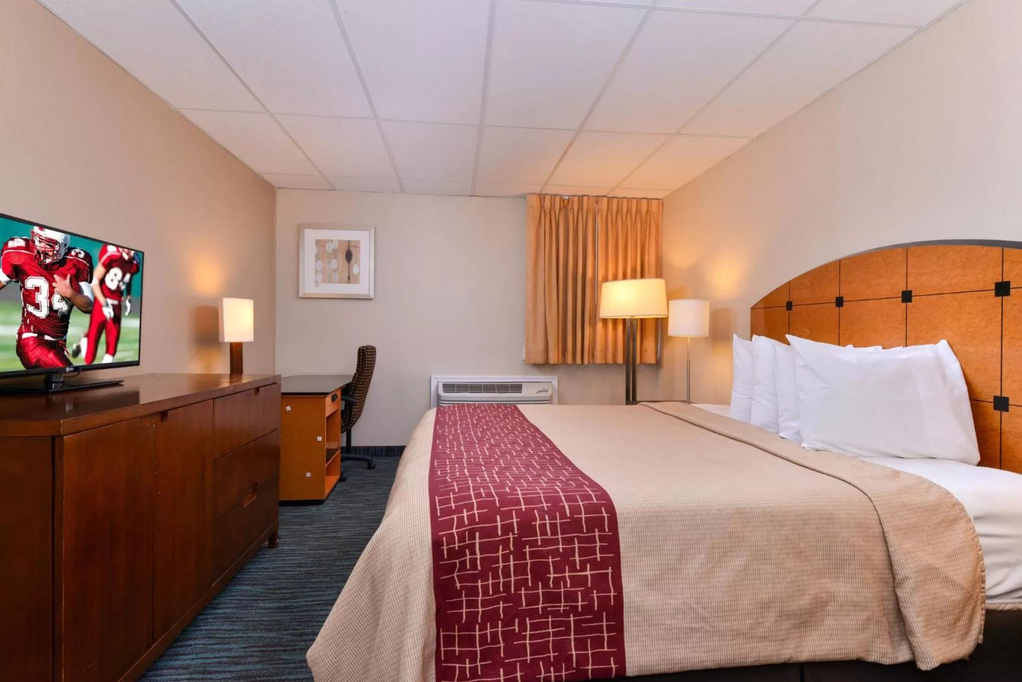 Photo of the whole room, Bed in Red Roof Inn Chambersburg