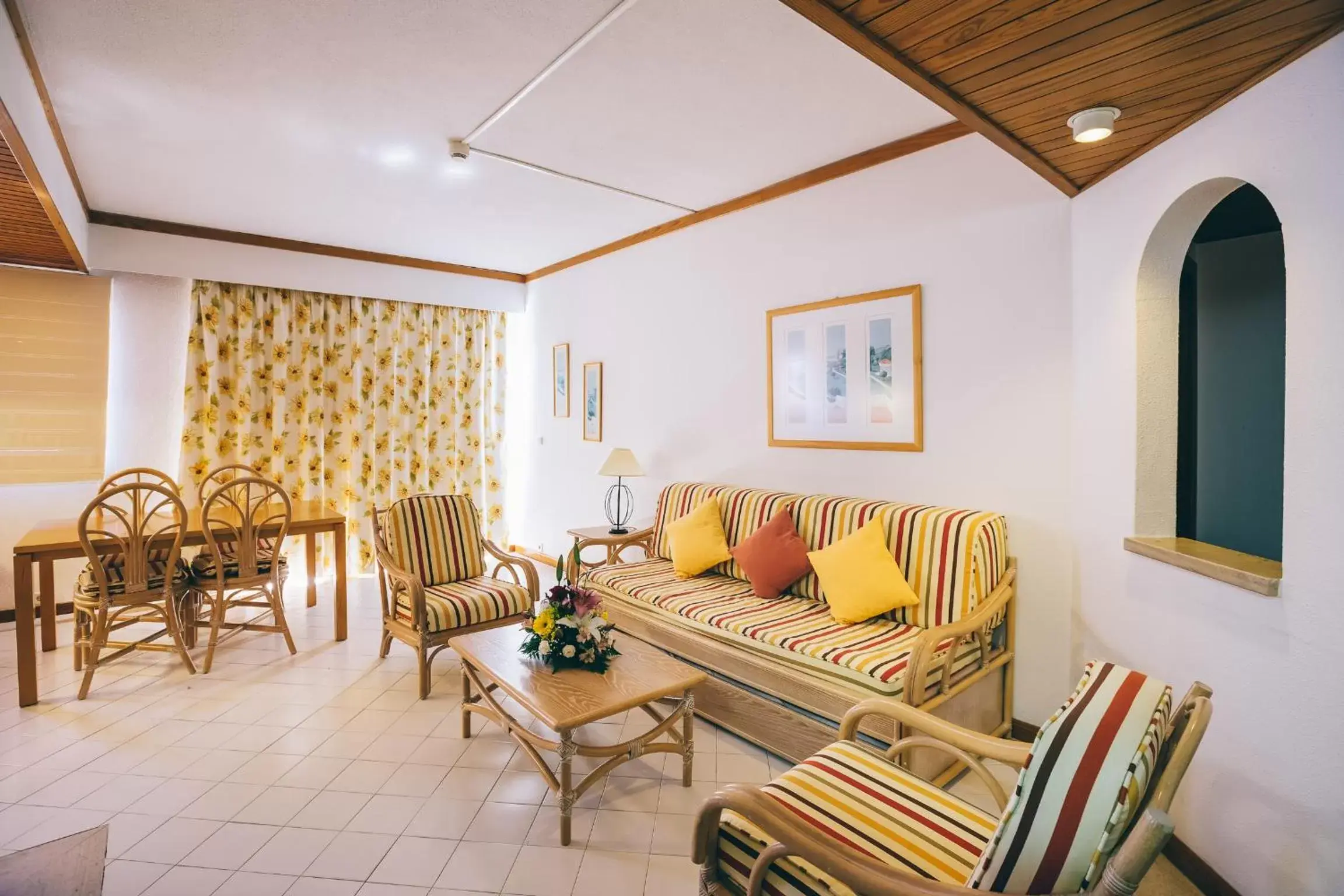 Living room, Seating Area in Muthu Oura Praia Hotel