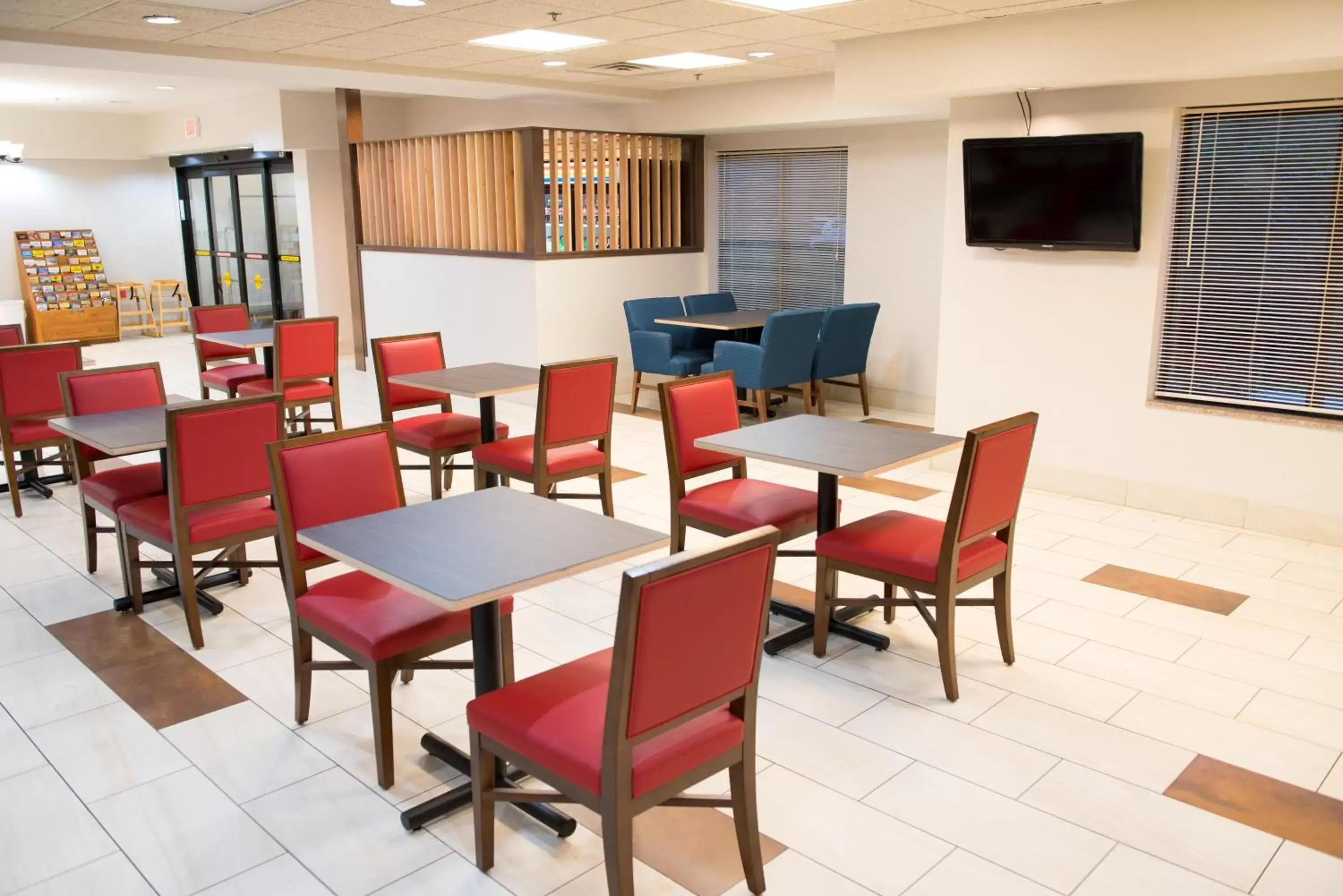 Lobby or reception, Restaurant/Places to Eat in Holiday Inn Express Hotel & Suites Elkhart-South, an IHG Hotel