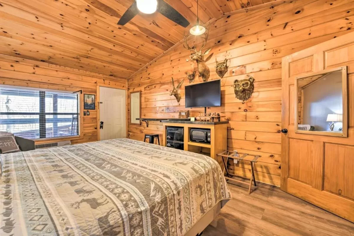 Bed in The Lodge Nantahala River