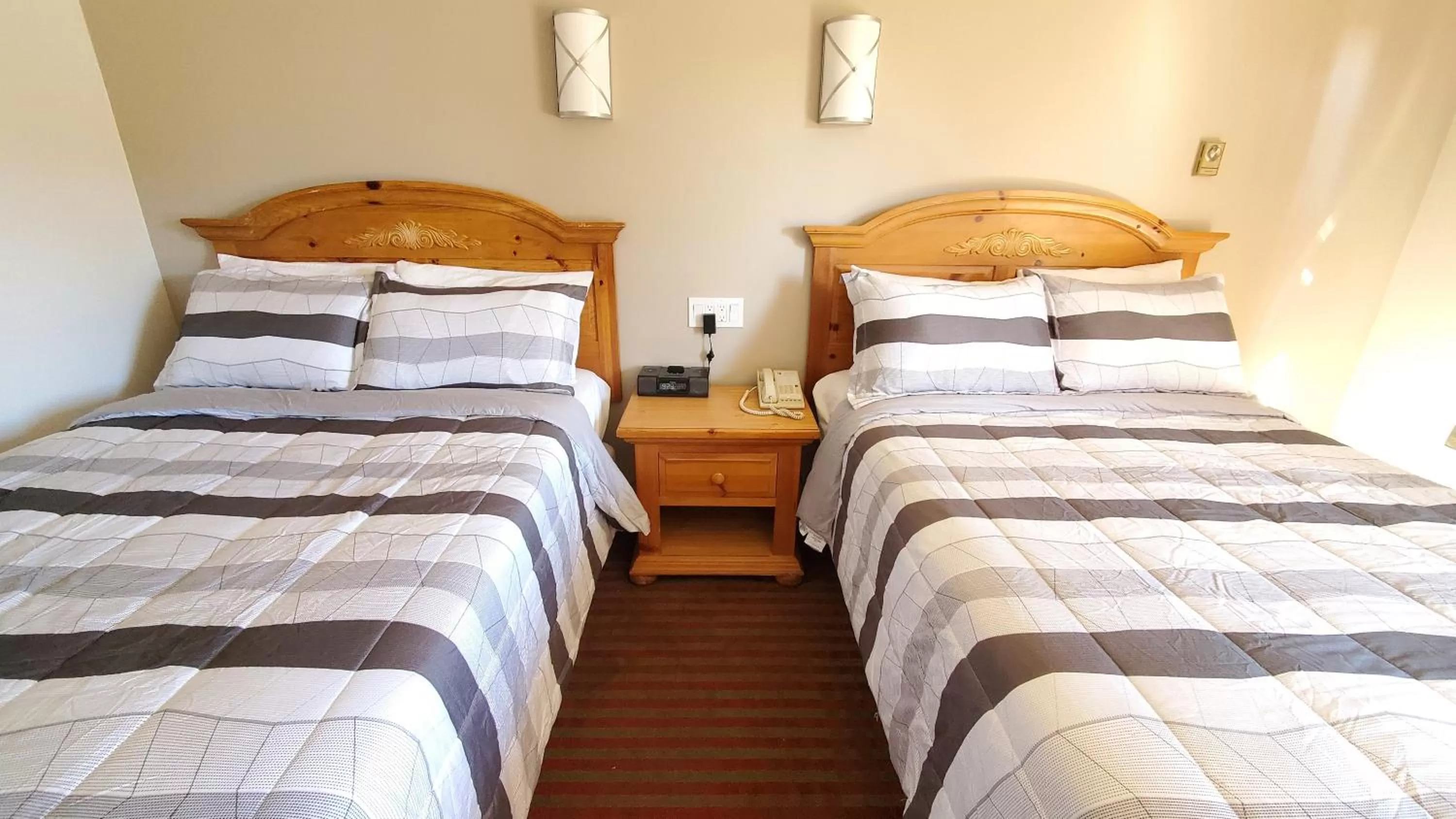 Bed in Knights Inn Colonial Fireside Inn