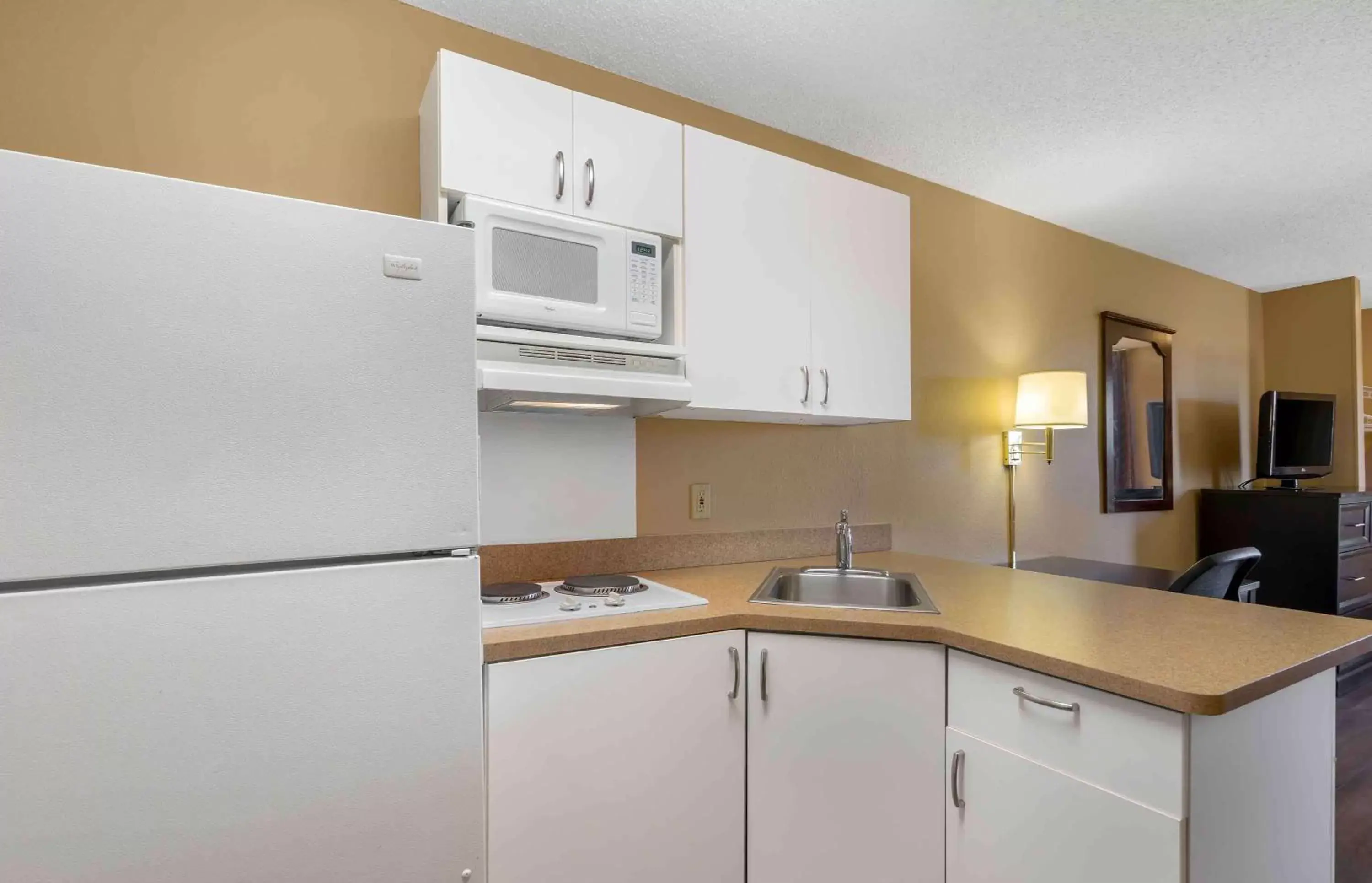 Bedroom, Kitchen/Kitchenette in Extended Stay America Suites - St Petersburg - Clearwater - Executive Dr