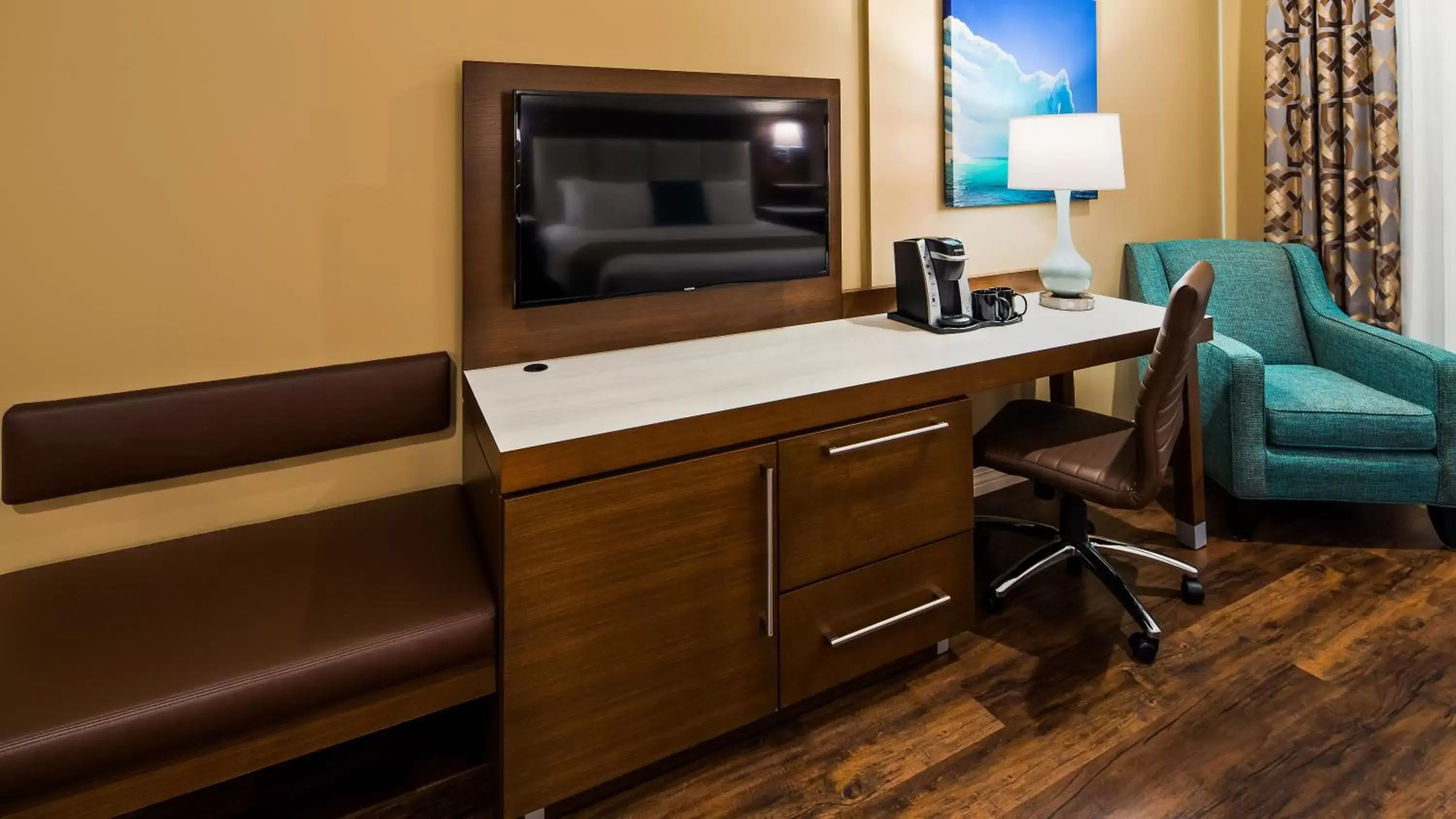 TV/Entertainment Center in Best Western Plus St. John's Airport Hotel and Suites