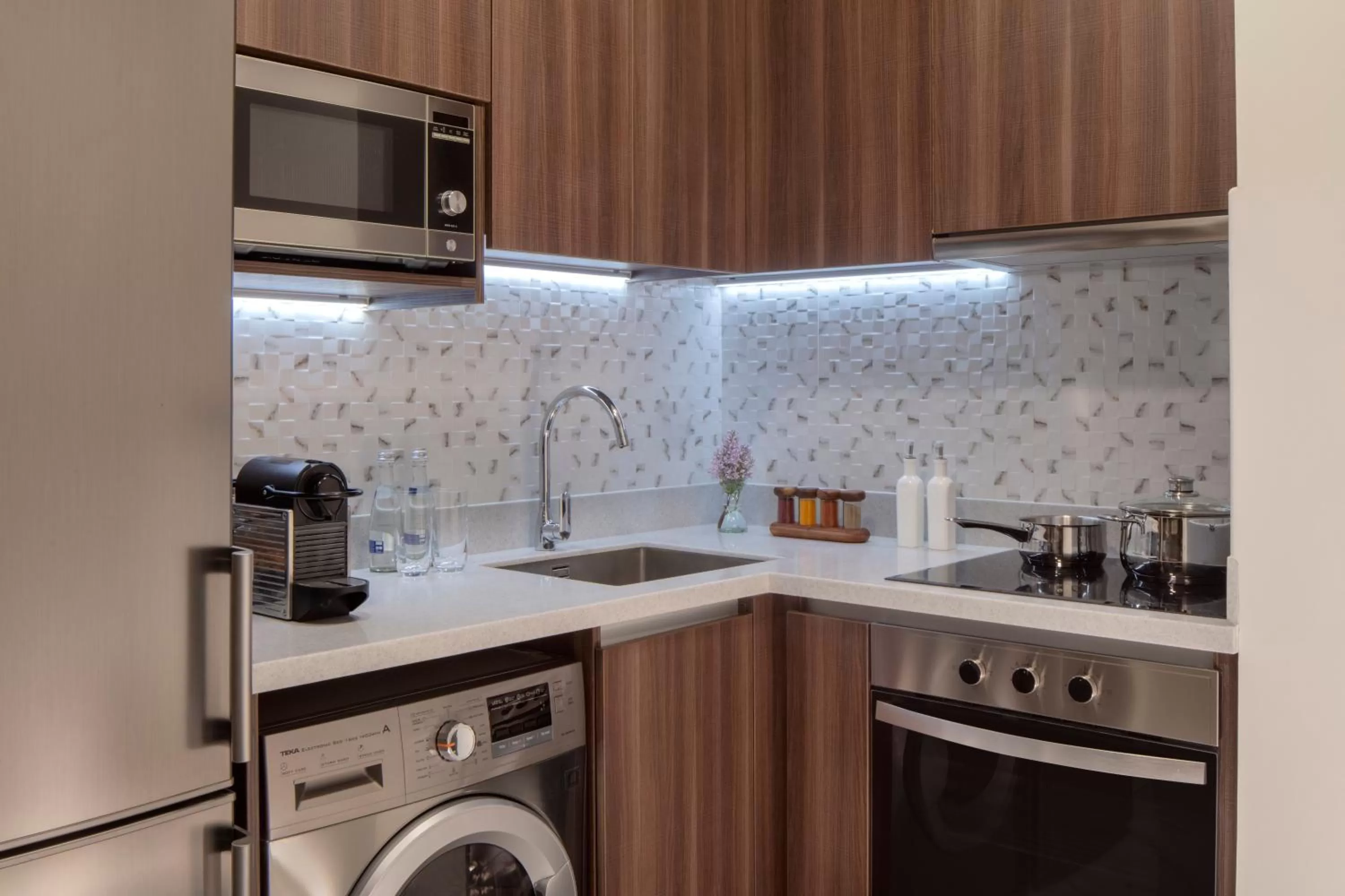 Coffee/tea facilities in Avani Plus Palm View Dubai Hotel & Suites