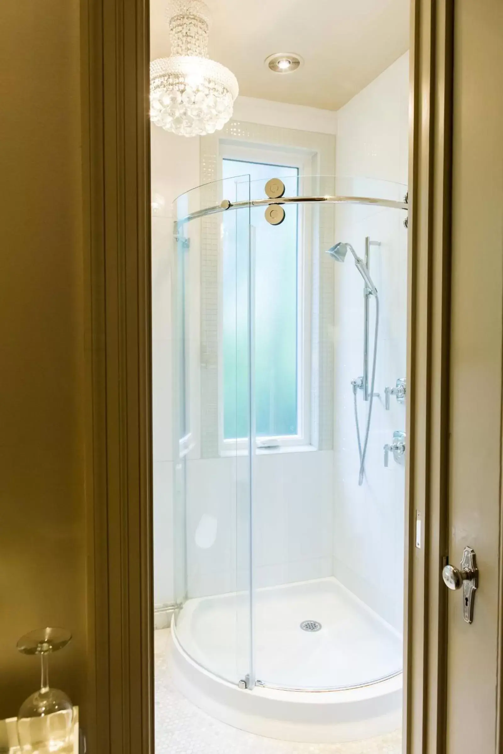Shower, Bathroom in Stonehurst Place Bed & Breakfast
