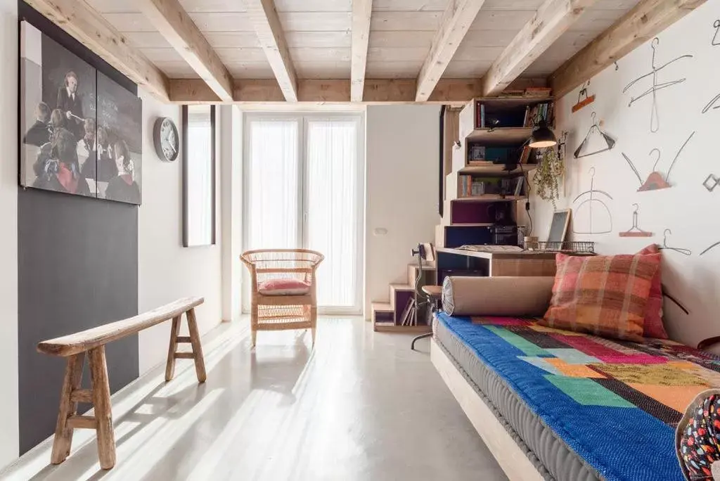 Bed, Seating Area in Colégio Charm House