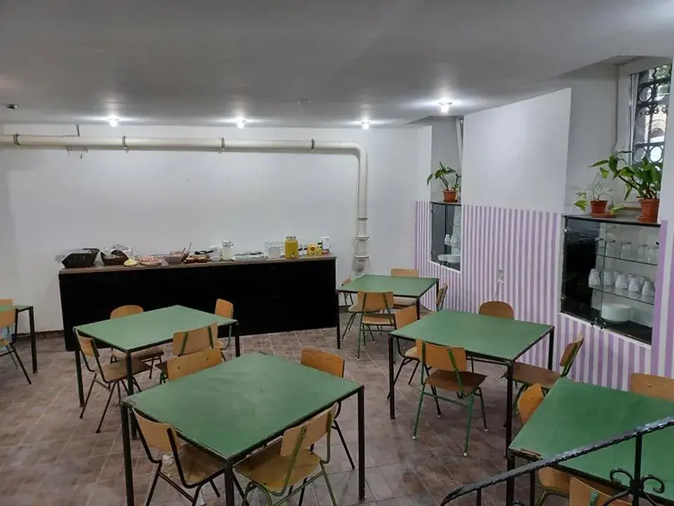 Restaurant/Places to Eat in Baroque Hostel & Coworking