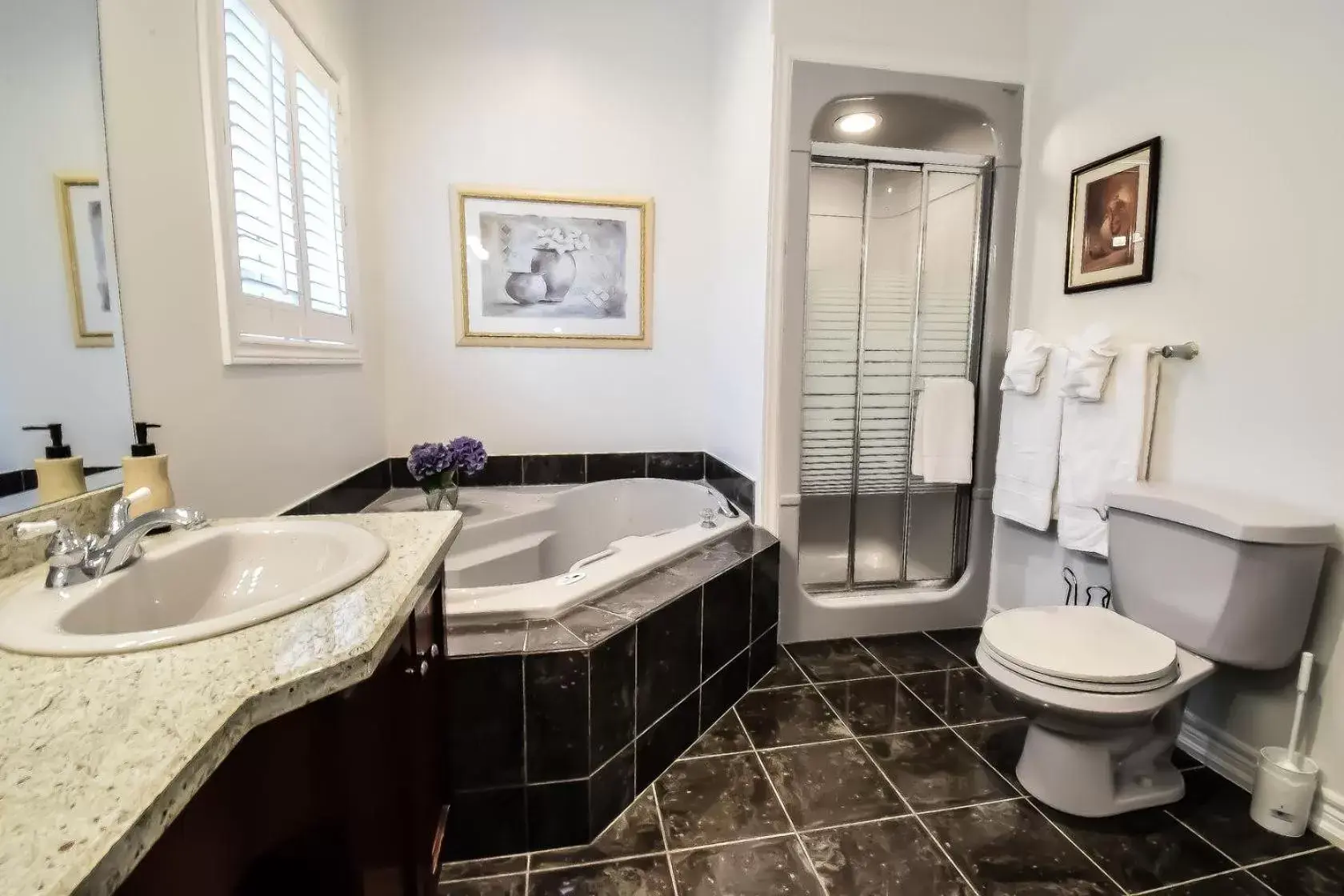 Bathroom in Graystone Bed & Breakfast