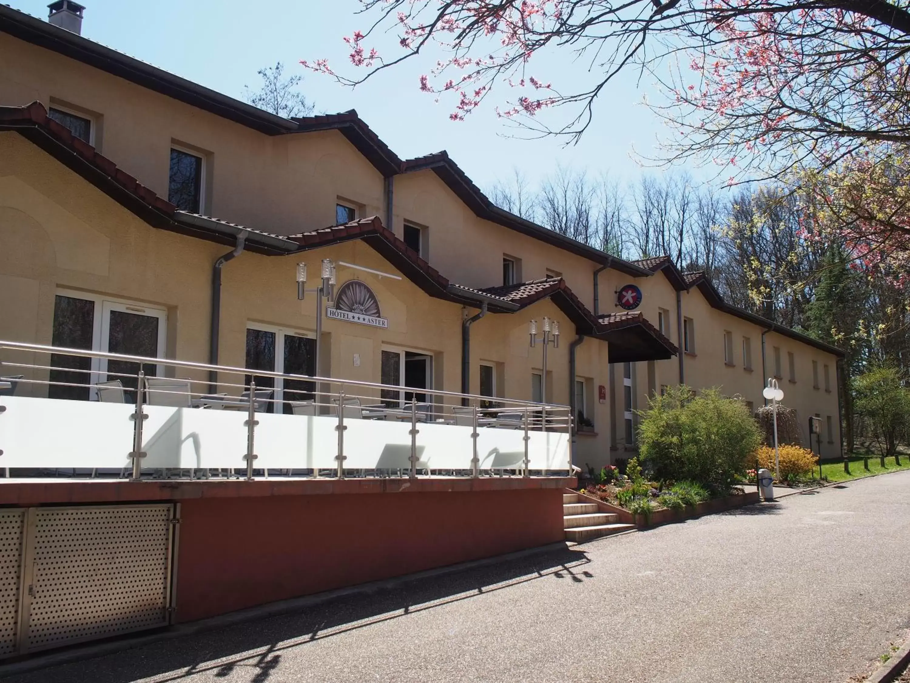 Patio, Property Building in The Originals City, Hôtel Aster, Saint-Avold Nord (Inter-Hotel)