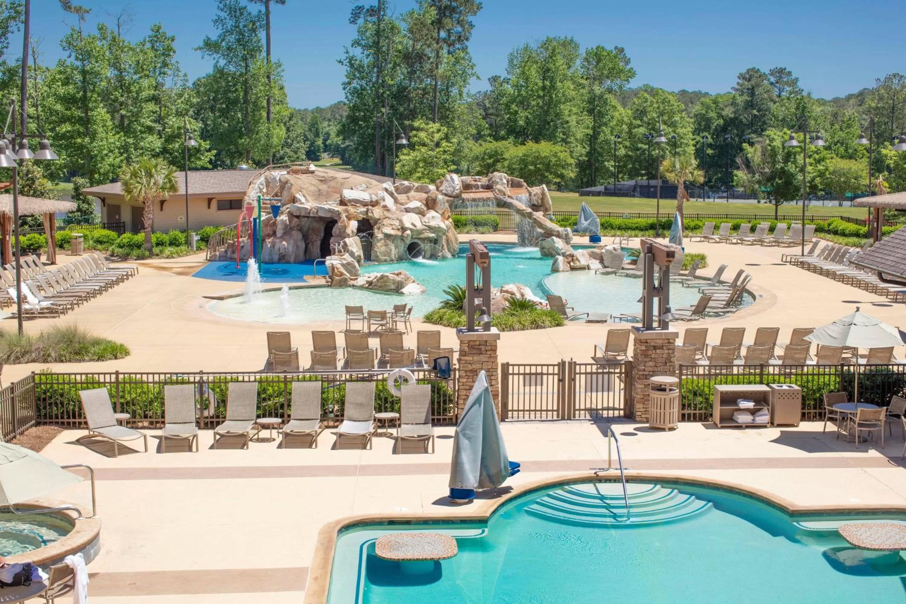 Swimming pool in Auburn Marriott Opelika Resort & Spa at Grand National
