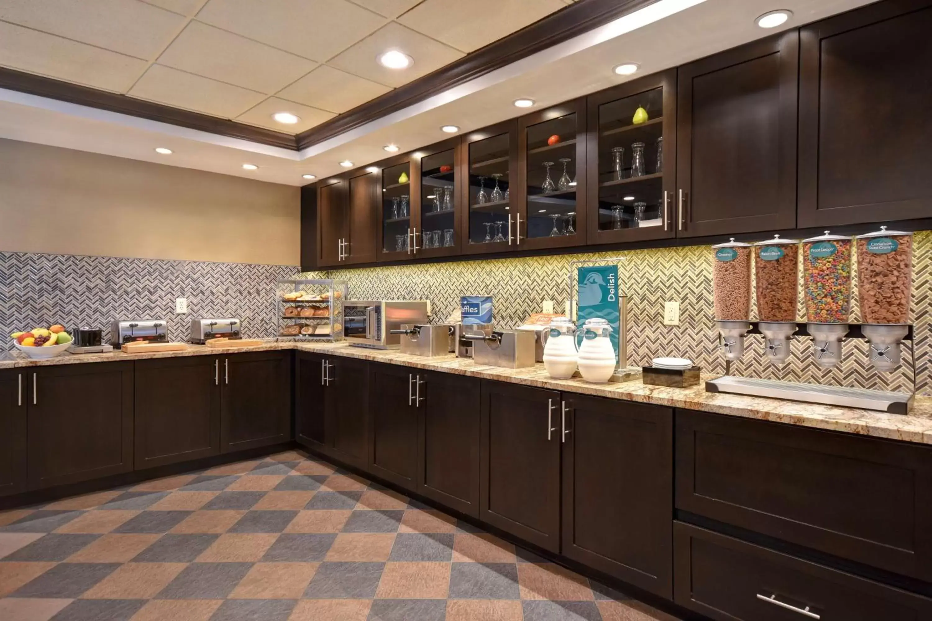 Breakfast, Kitchen/Kitchenette in Homewood Suites by Hilton Hartford / Southington CT