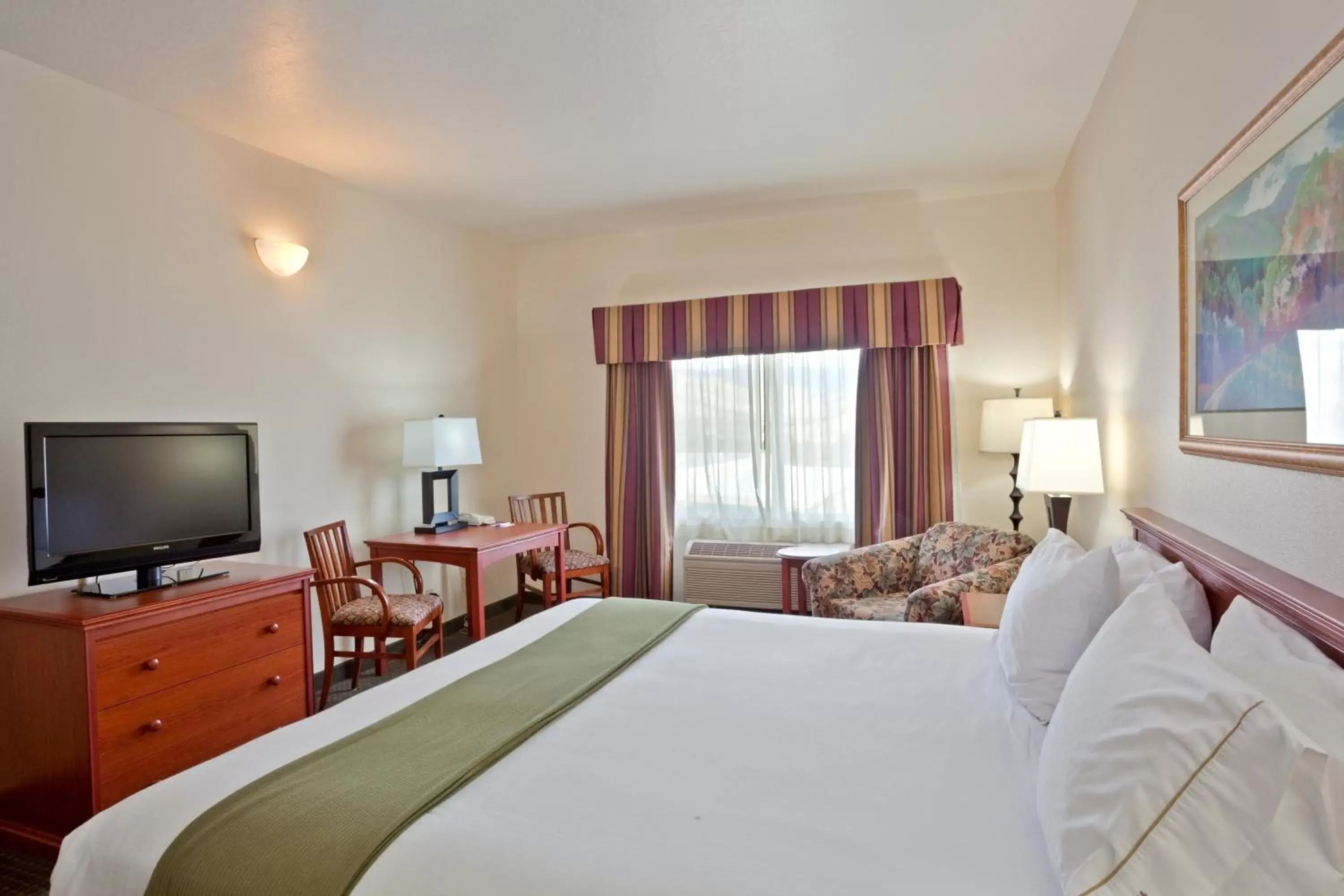 Photo of the whole room, TV/Entertainment Center in Holiday Inn Express Hotel & Suites Ashland, an IHG Hotel