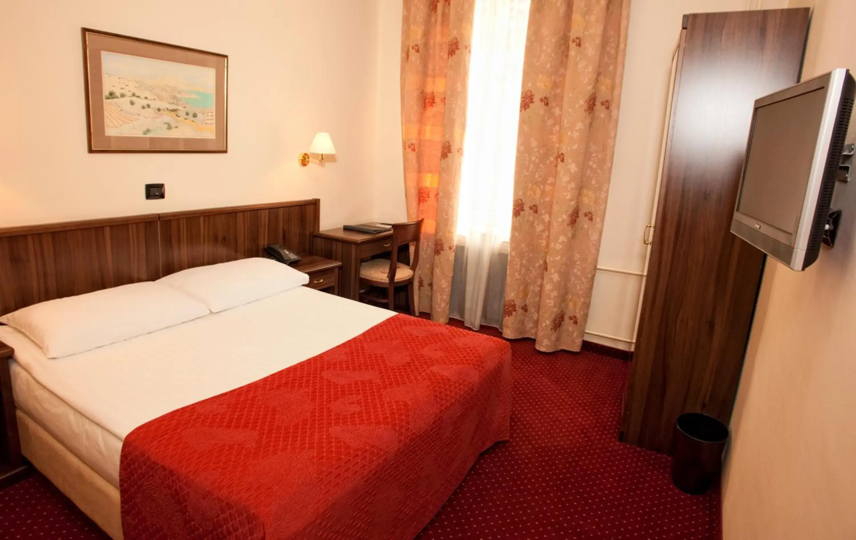 Bedroom, Bed in Hotel Continental Bedroom, Bed in Hotel Continental