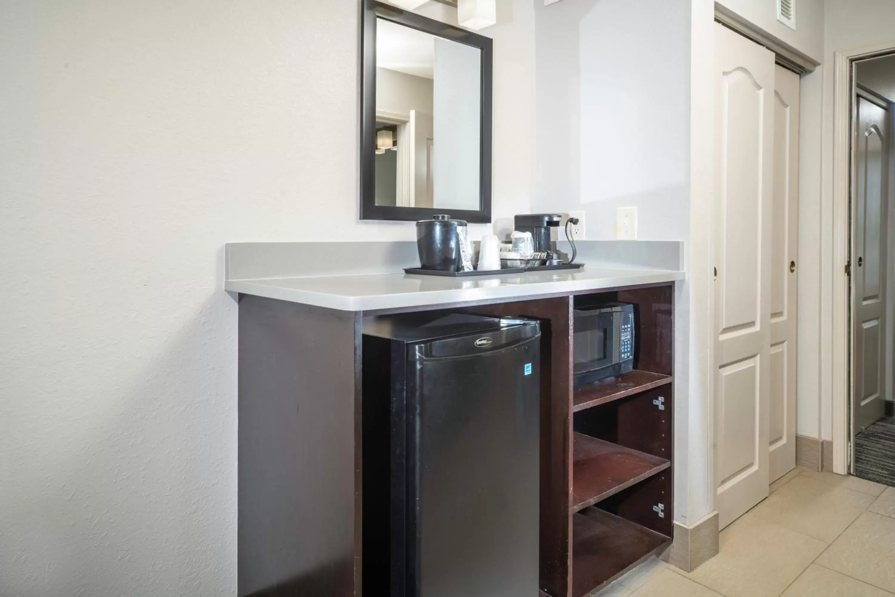 Coffee/tea facilities, Kitchen/Kitchenette in Country Inn & Suites by Radisson, Rocky Mount, NC