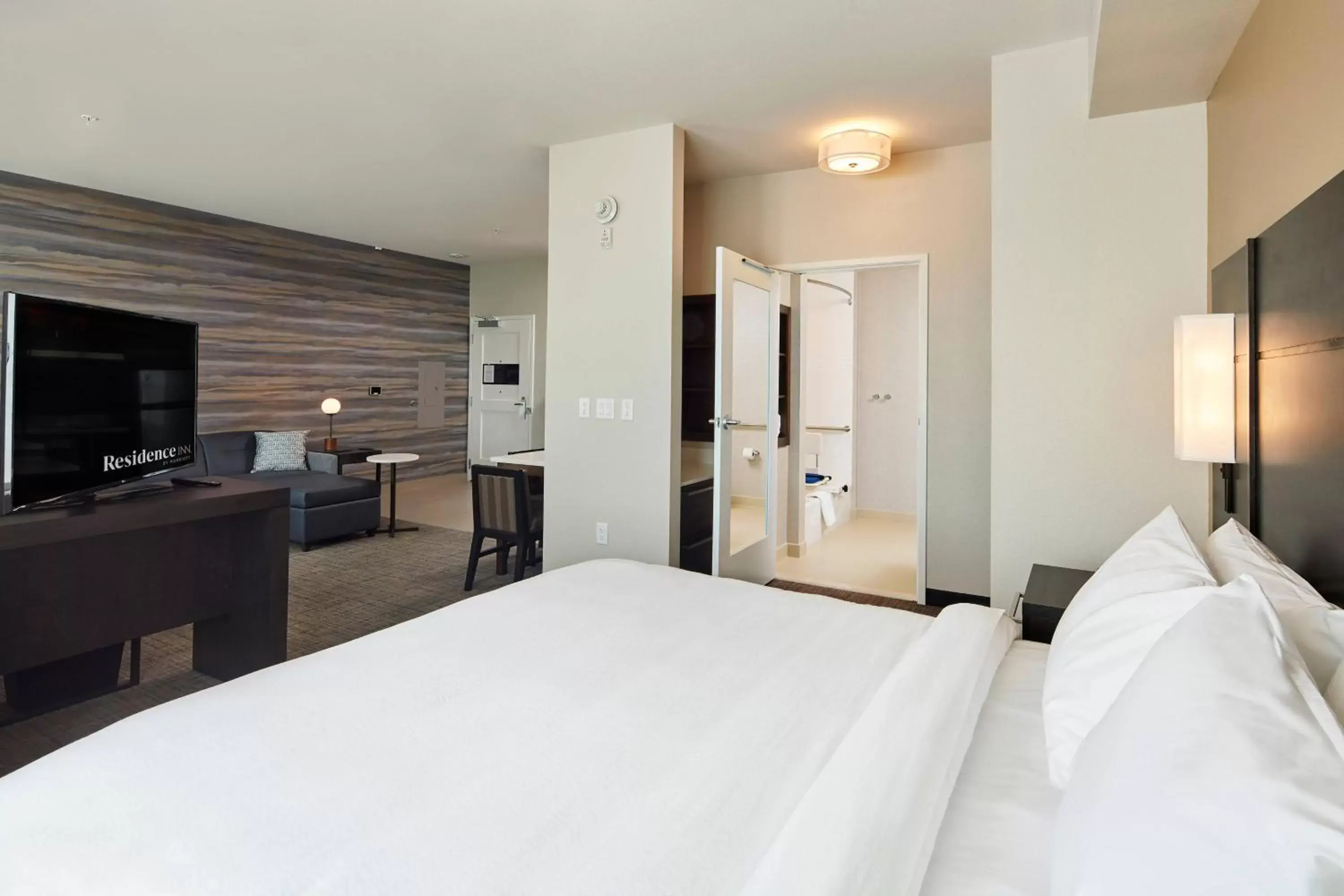 Photo of the whole room, Bed in Residence Inn Sacramento Davis