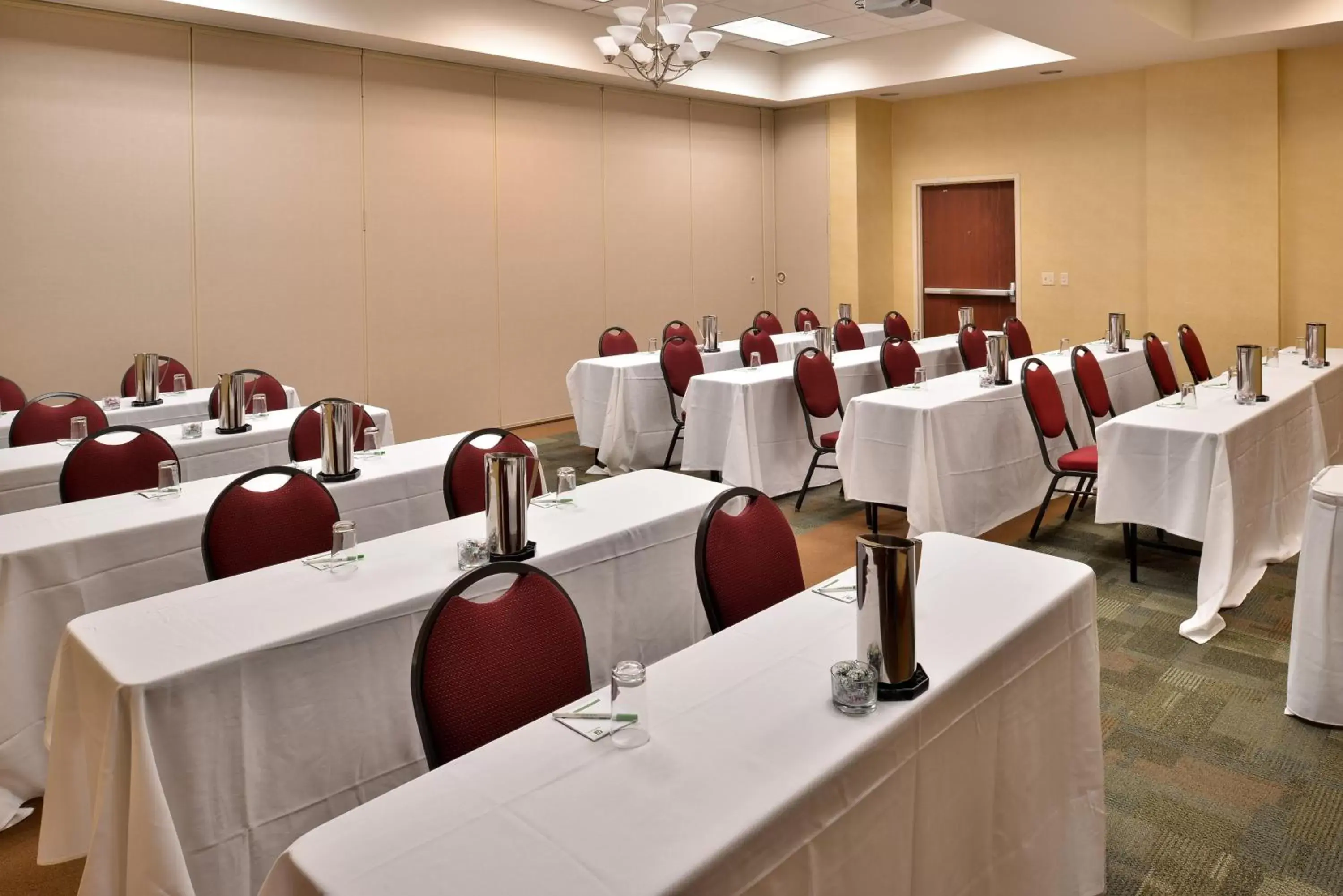 Meeting/conference room in Holiday Inn Madison at The American Center, an IHG Hotel