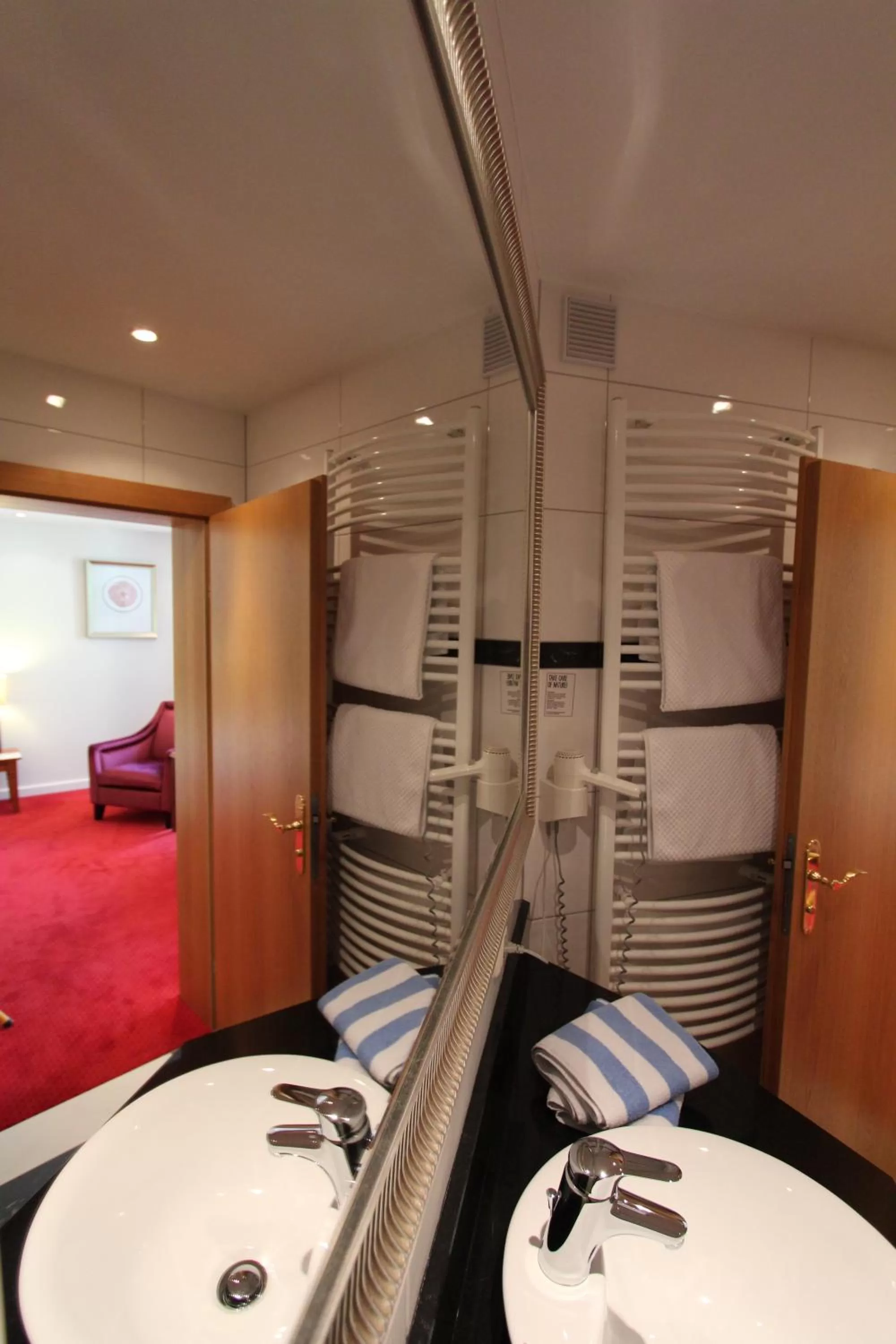 Bathroom, Bed in Historik Hotel Goldener Hirsch Rothenburg