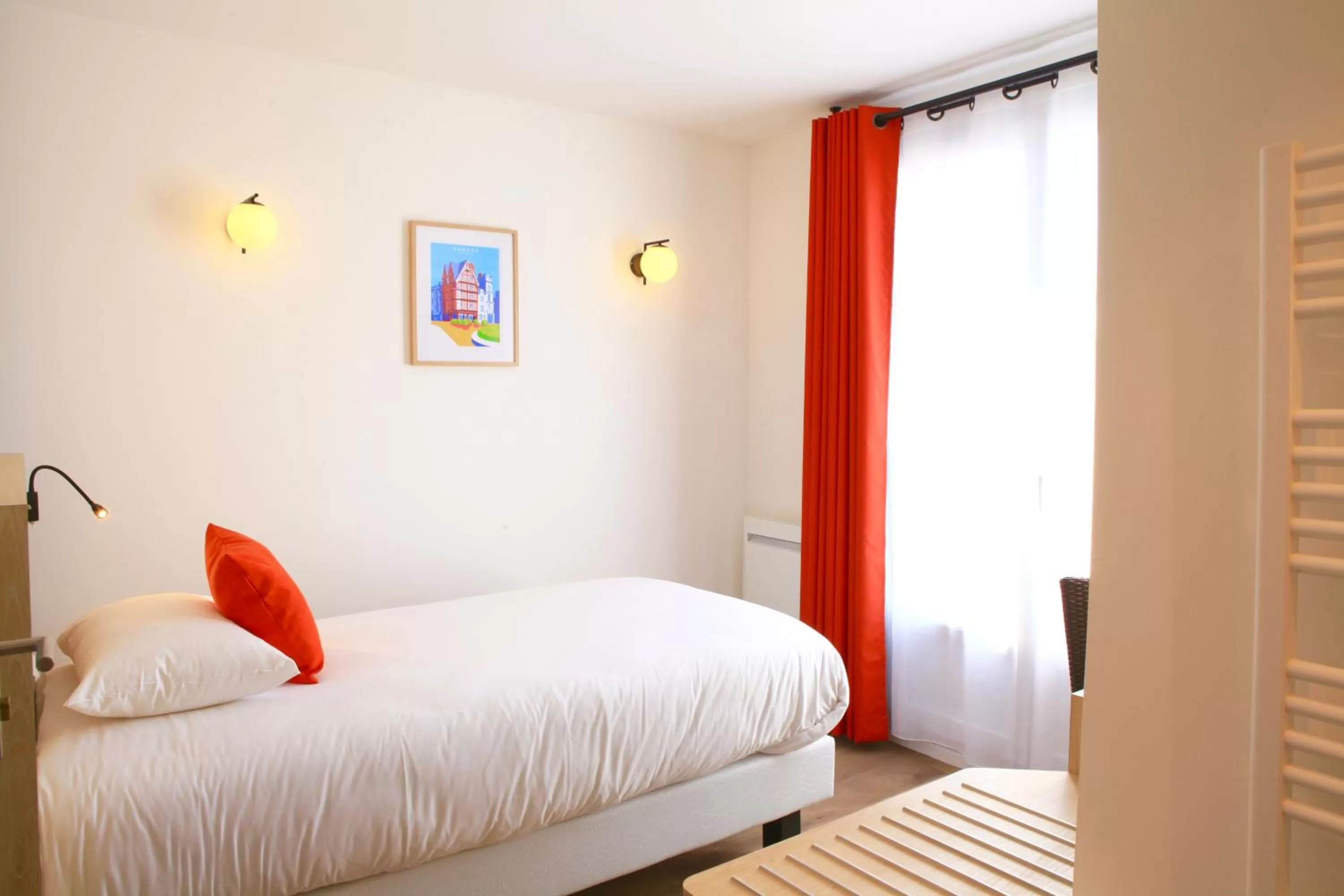 Bed in Logis Hôtels- Hôtel Marguerite d'Anjou Angers château