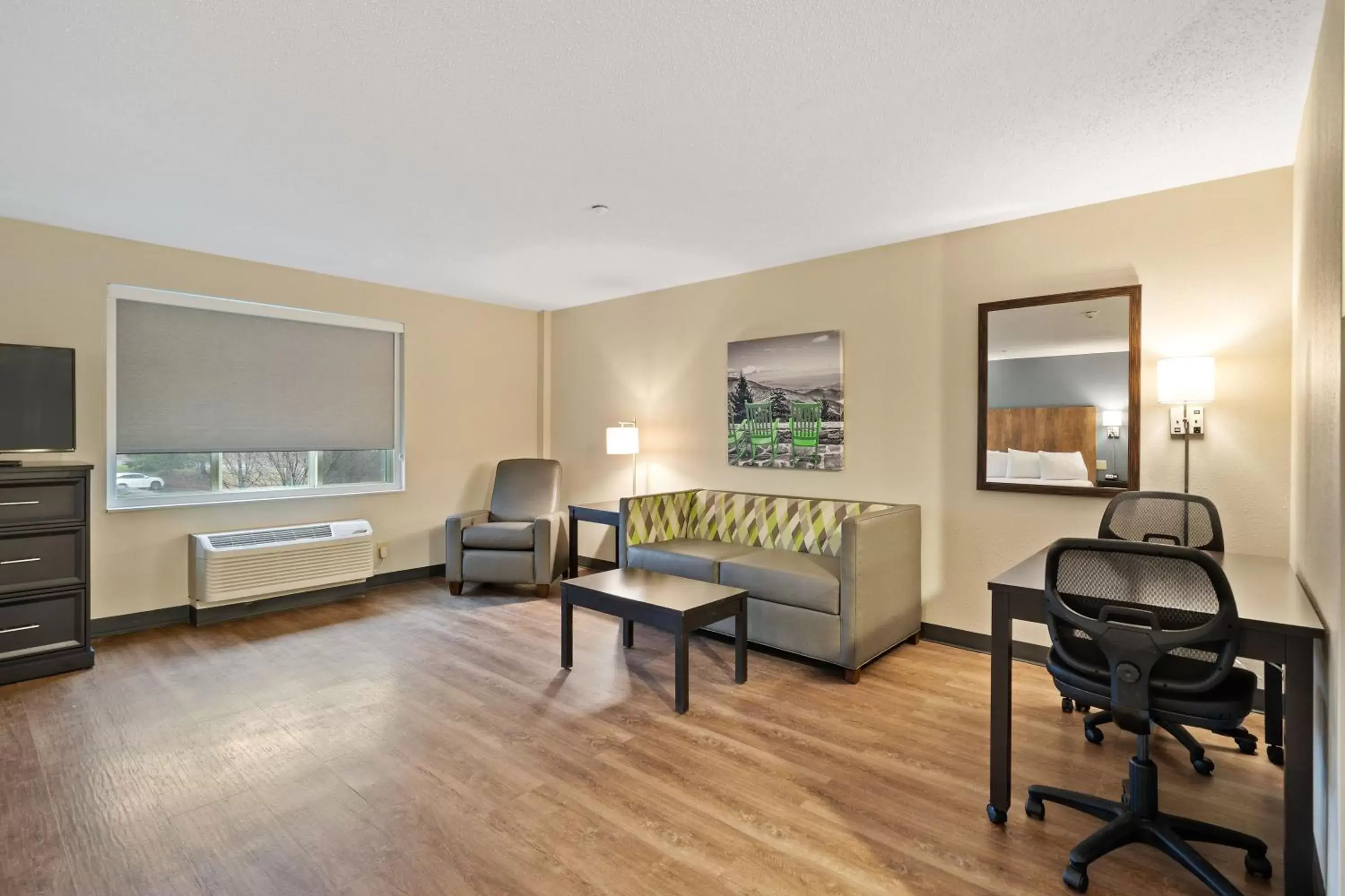 Living room, Seating Area in Extended Stay America Suites - Washington, DC - Centreville - Manassas