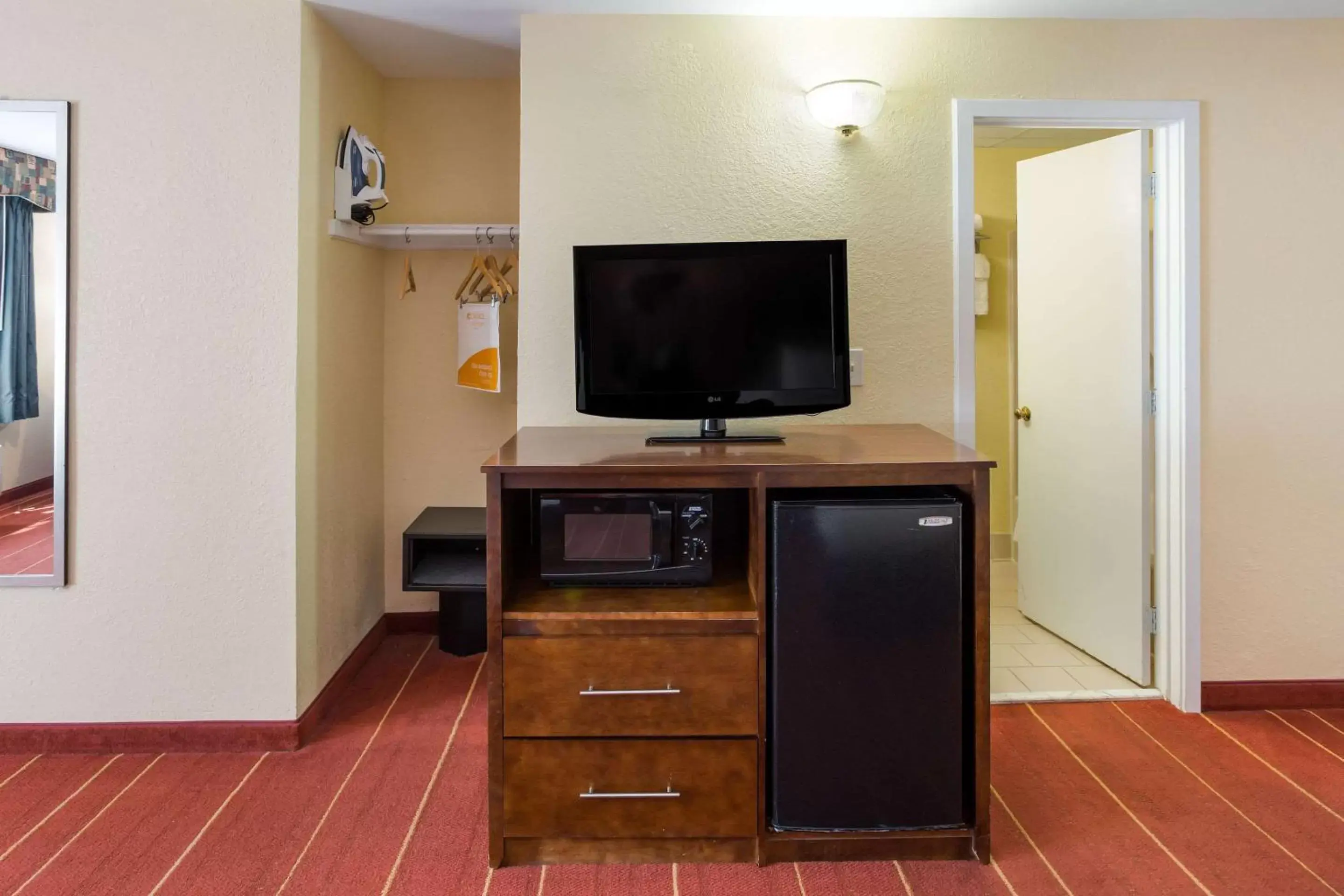 Photo of the whole room, TV/Entertainment Center in Quality Inn