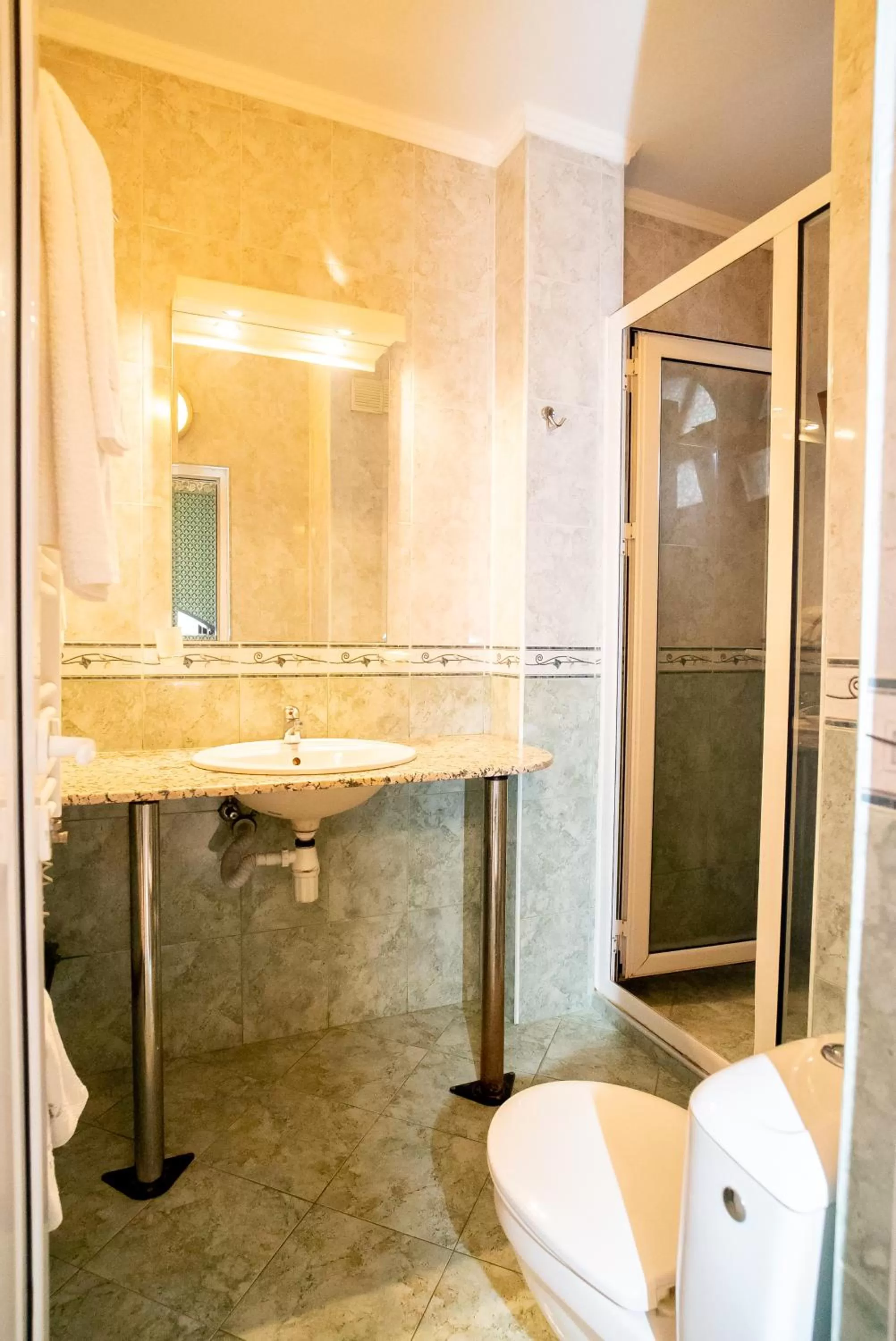 Bathroom in Globus Hotel