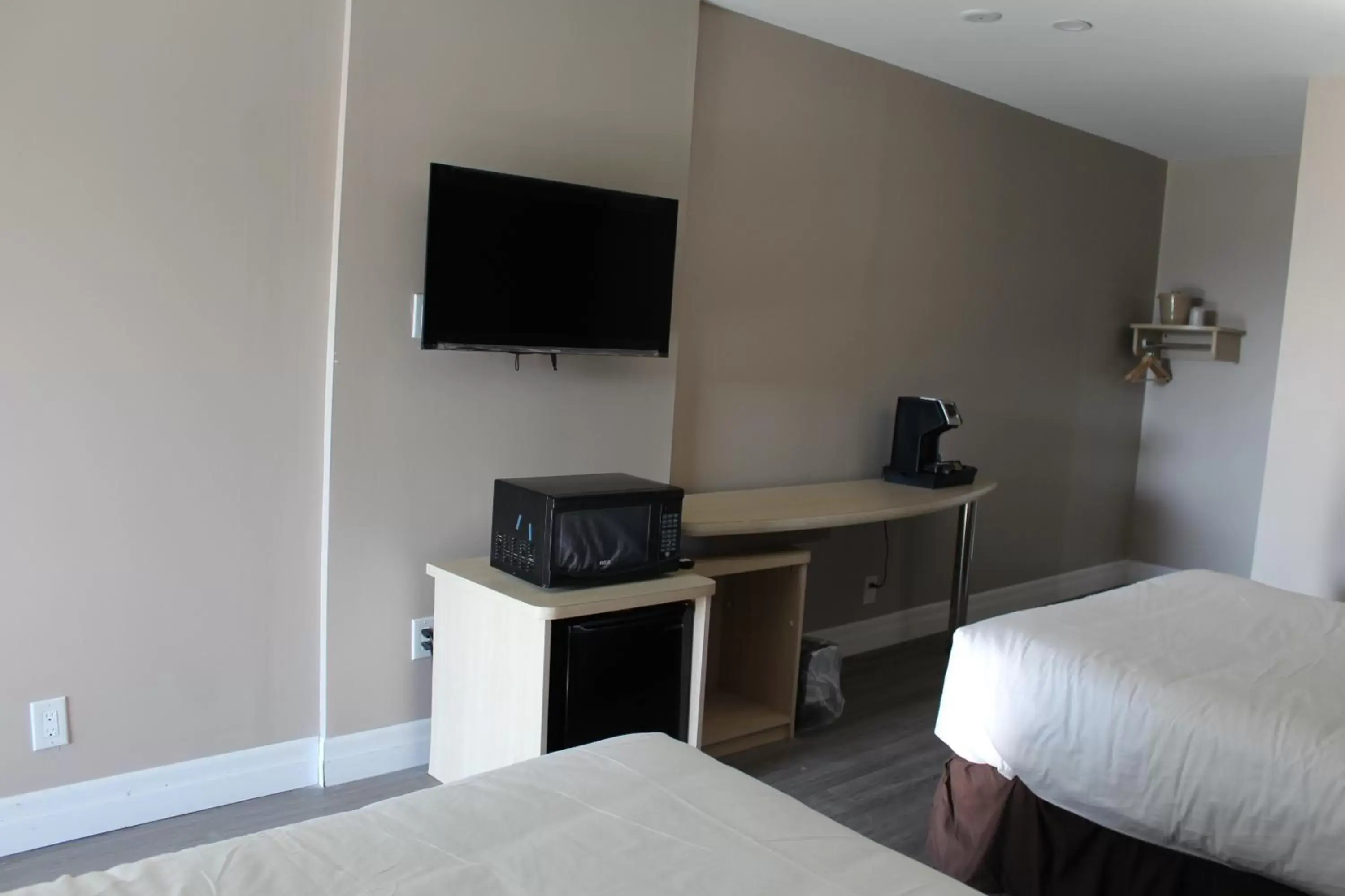 TV and multimedia, TV/Entertainment Center in Super 8 by Wyndham Niagara Falls ON