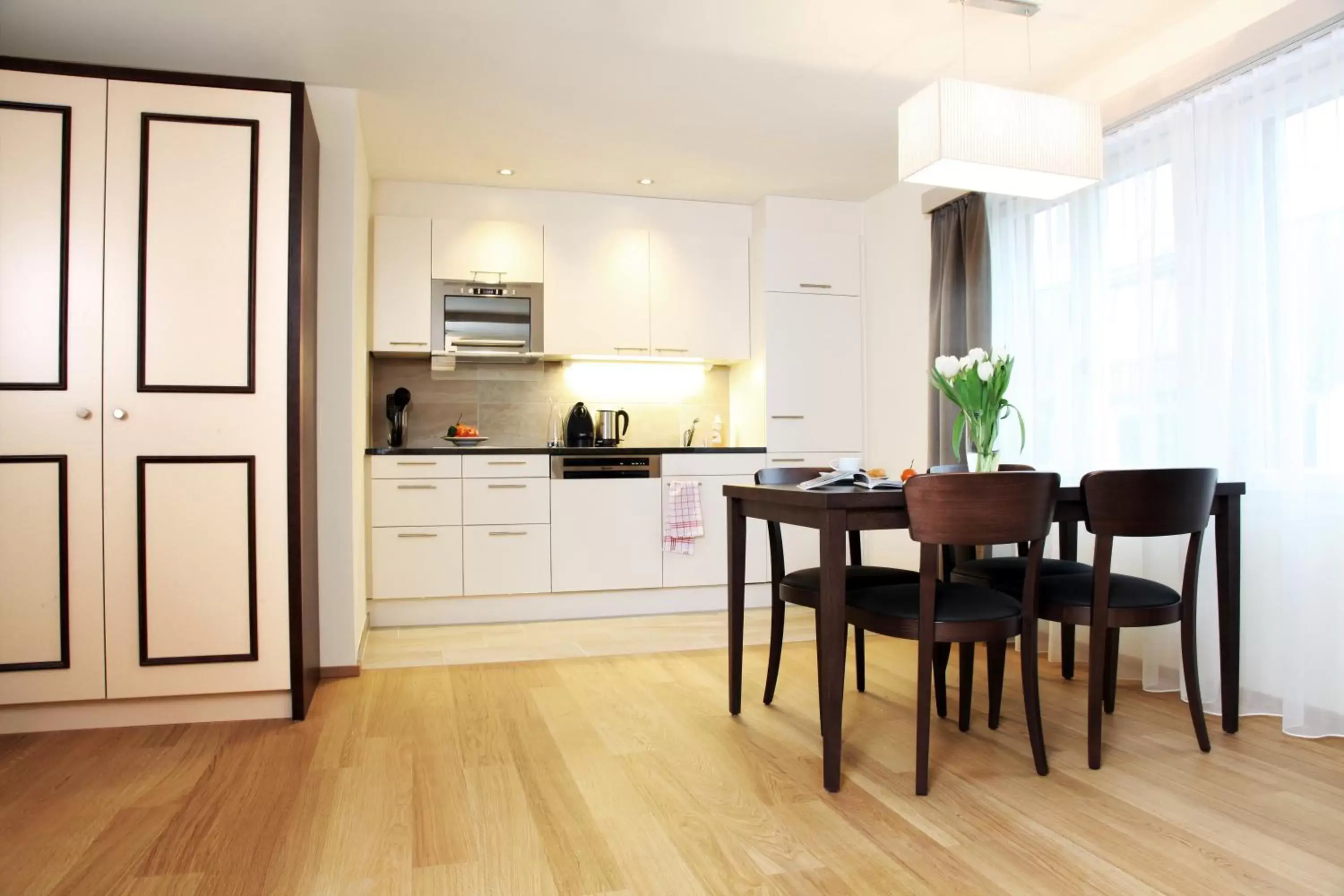 Dining area, Kitchen/Kitchenette in CITY STAY - Kieselgasse