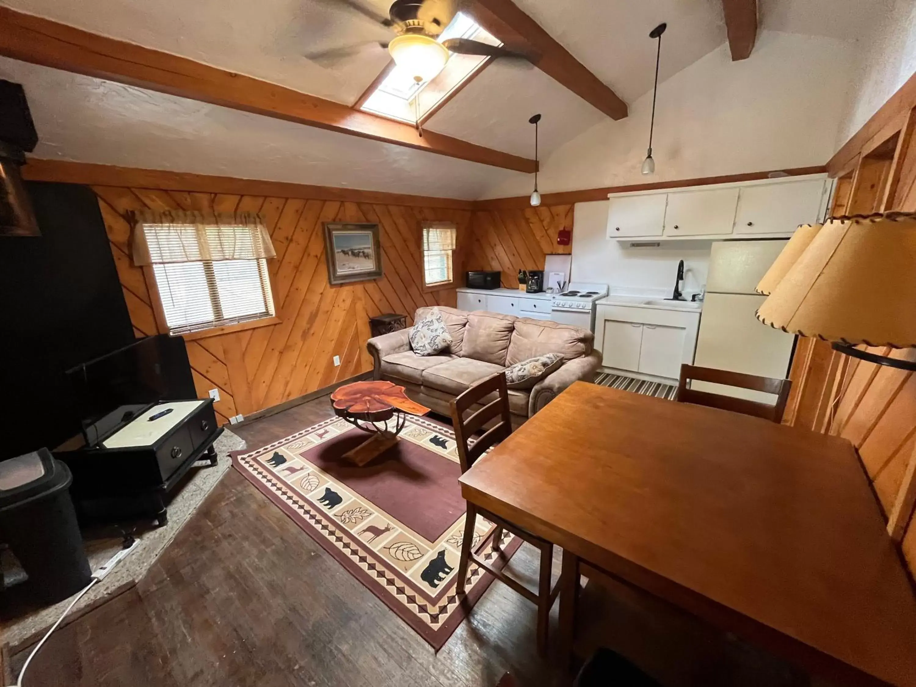 Living room, Seating Area in Chinook Winds Lodge